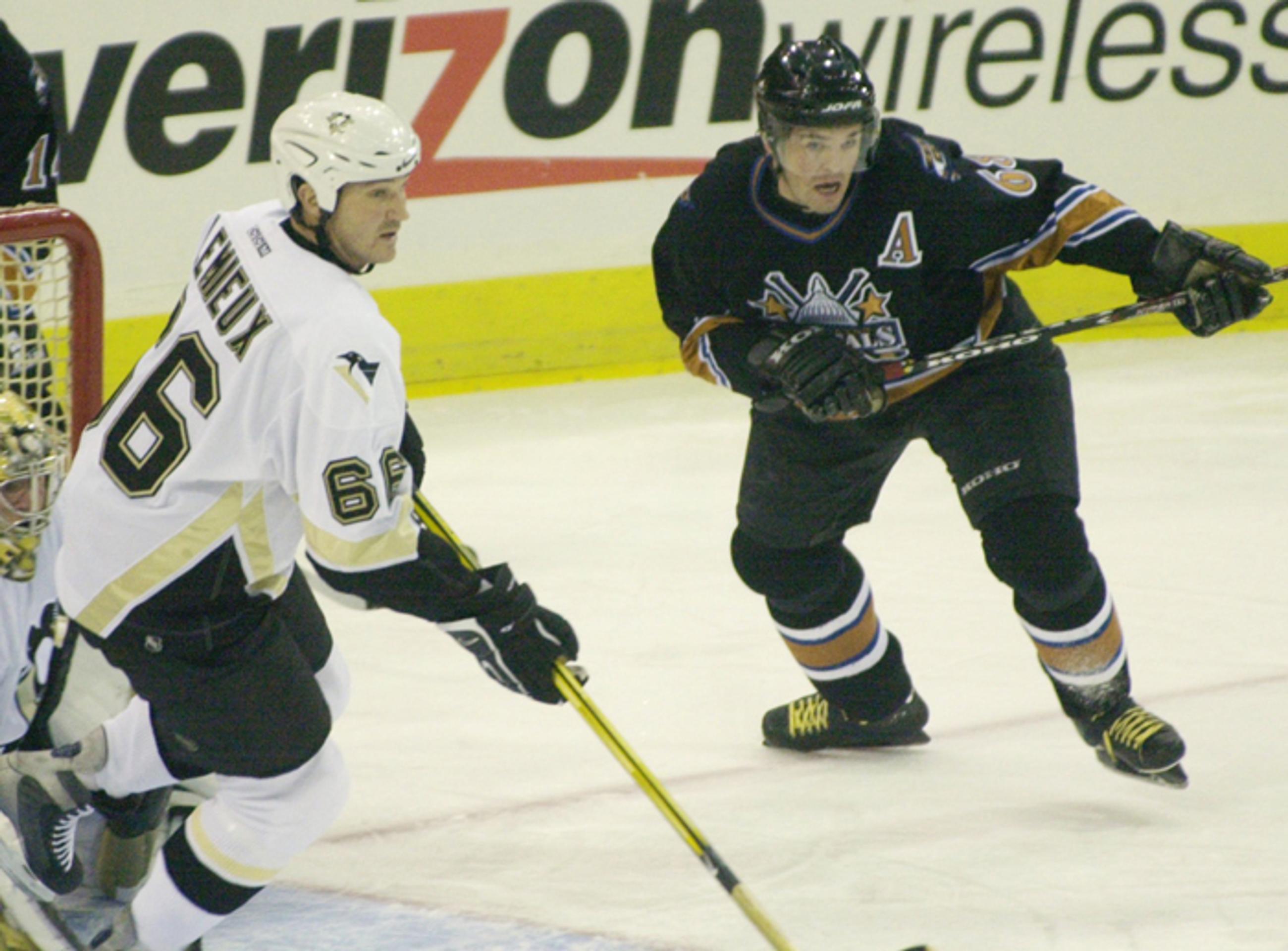  Na archívnej snímke 28. októbra 2002 Mario Lemieux a bráni Jaromíra Jágra (Washington Capital). 