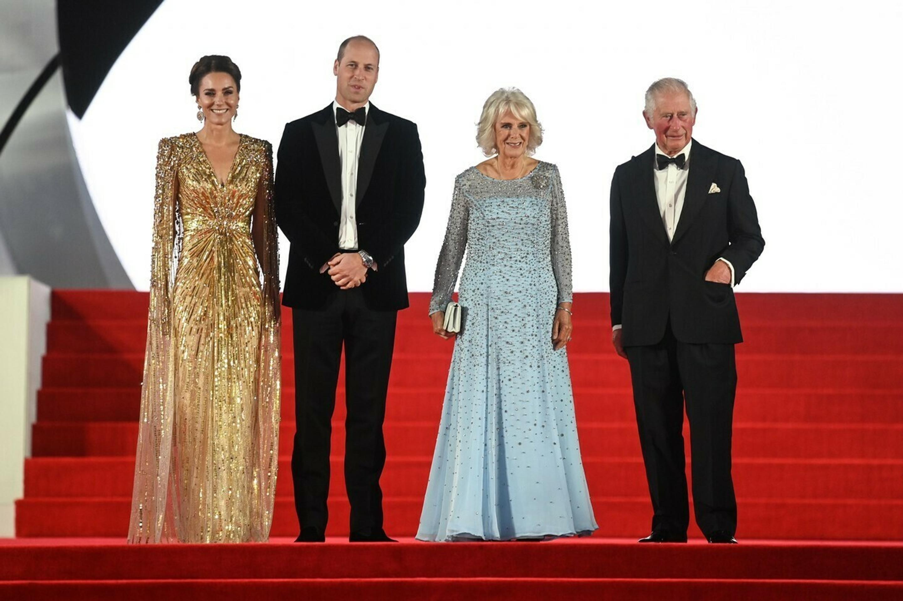 Kráľovská rodina na premiére novej bondovky.