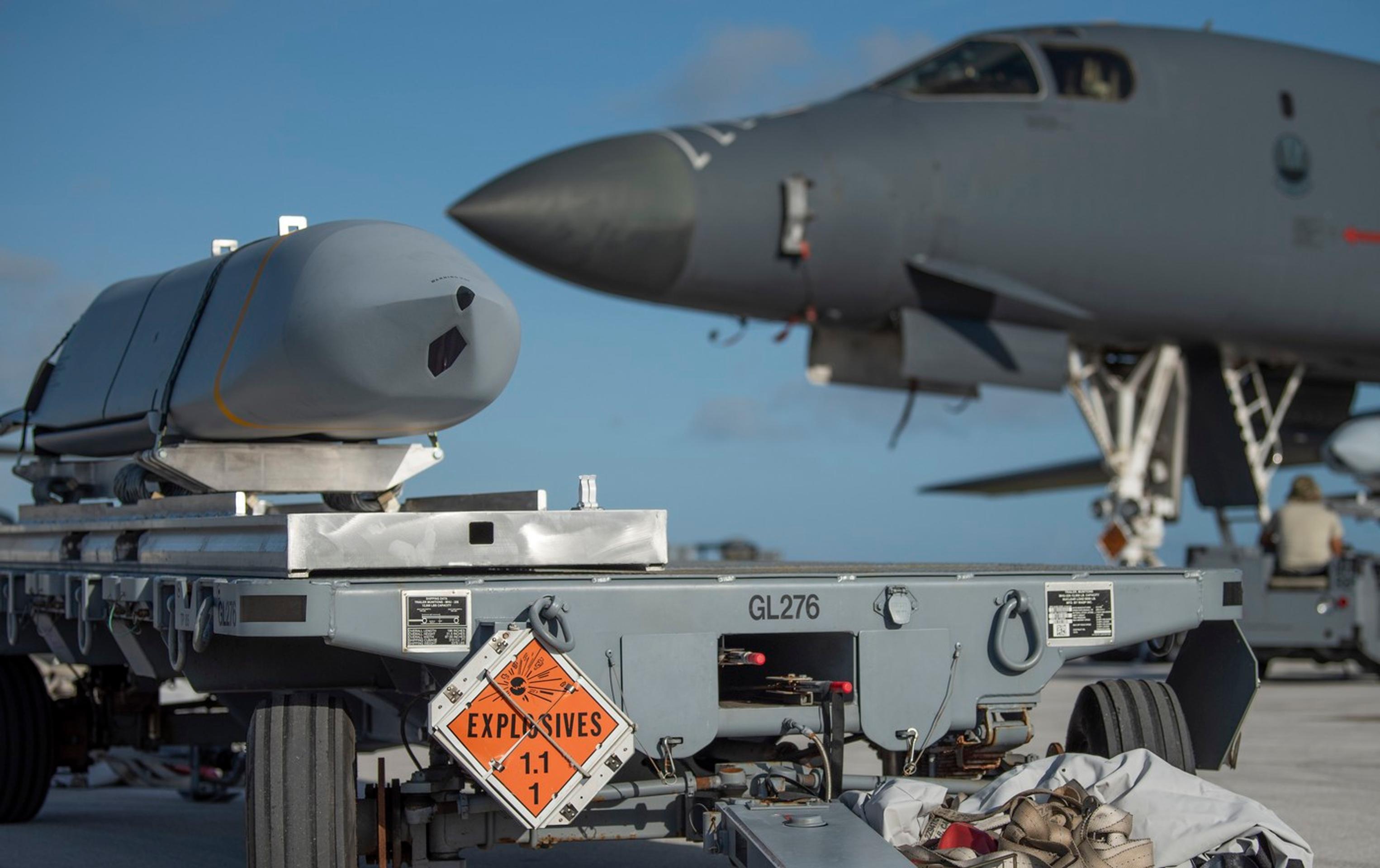 Raketa JASSM pripravená na naloženie do bombardéra B-1B Lancer.