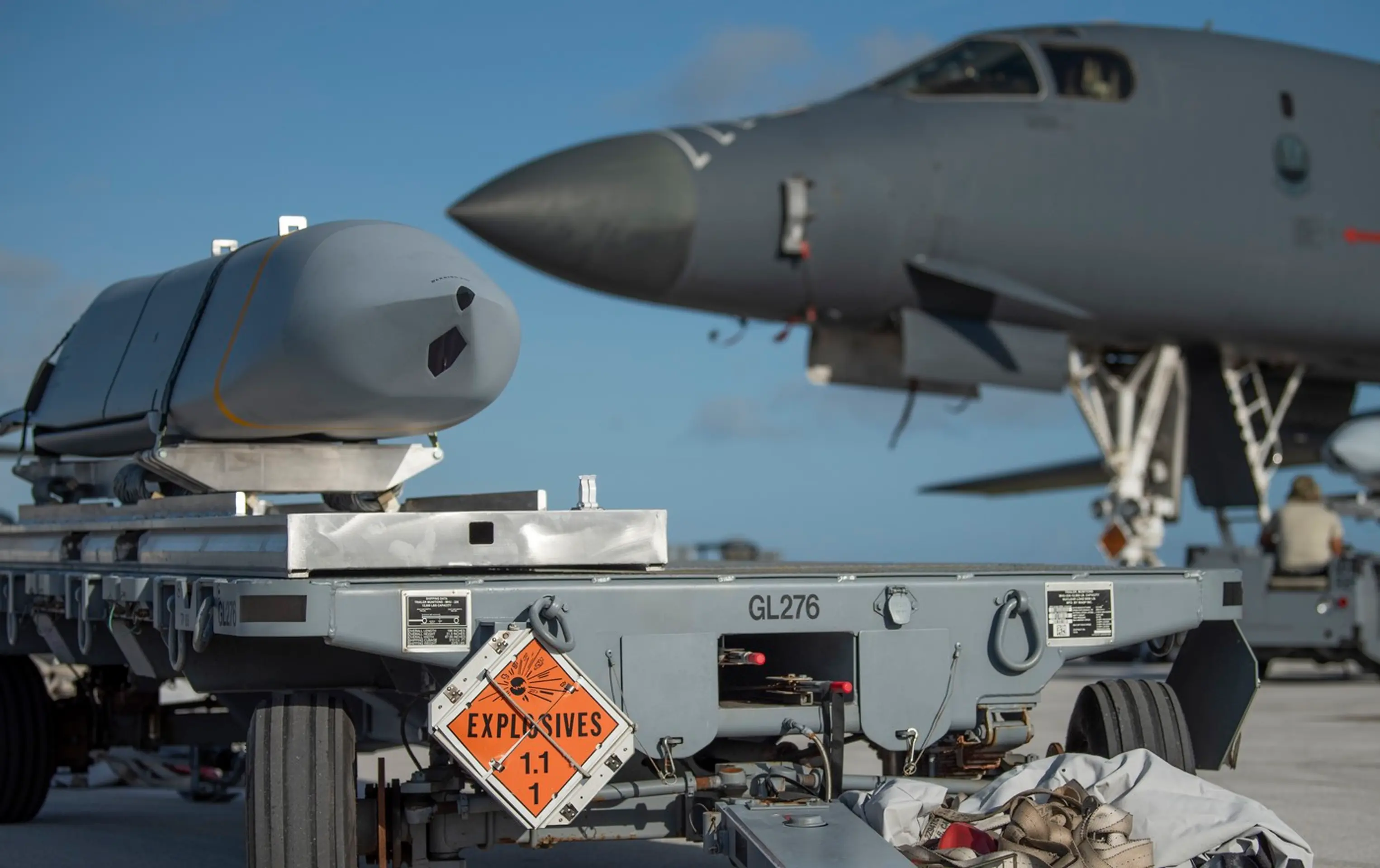 Raketa JASSM pripravená na naloženie do bombardéra B-1B Lancer.