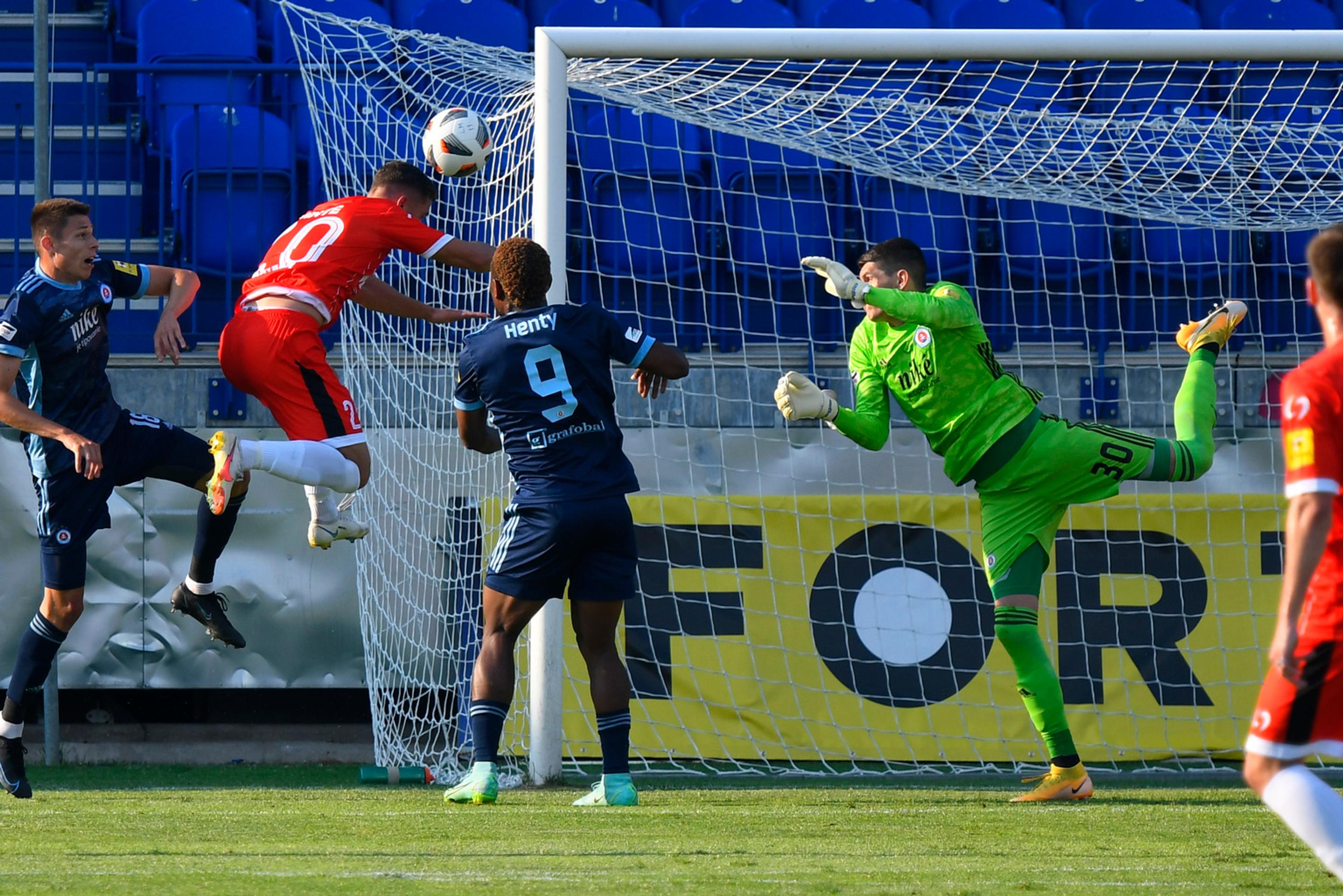 Na snímke vľavo hlavičkuje Patrik Pinte (MFK Tatran Liptovský Mikuláš), uprostred Ezekiel Henty a vpravo brankár Michal Šulla.