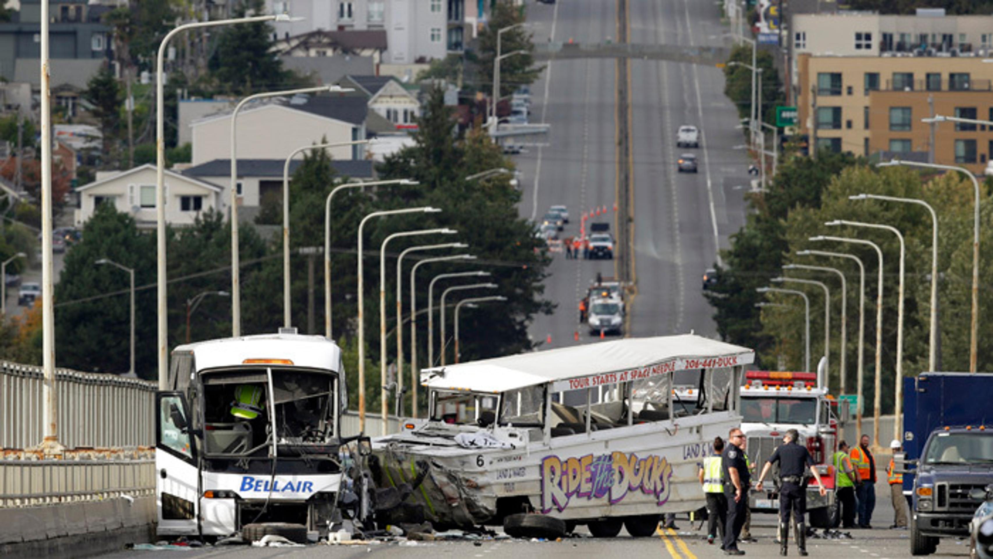Pohľad na zničené autobusy po tragickej nehode v Seattli.