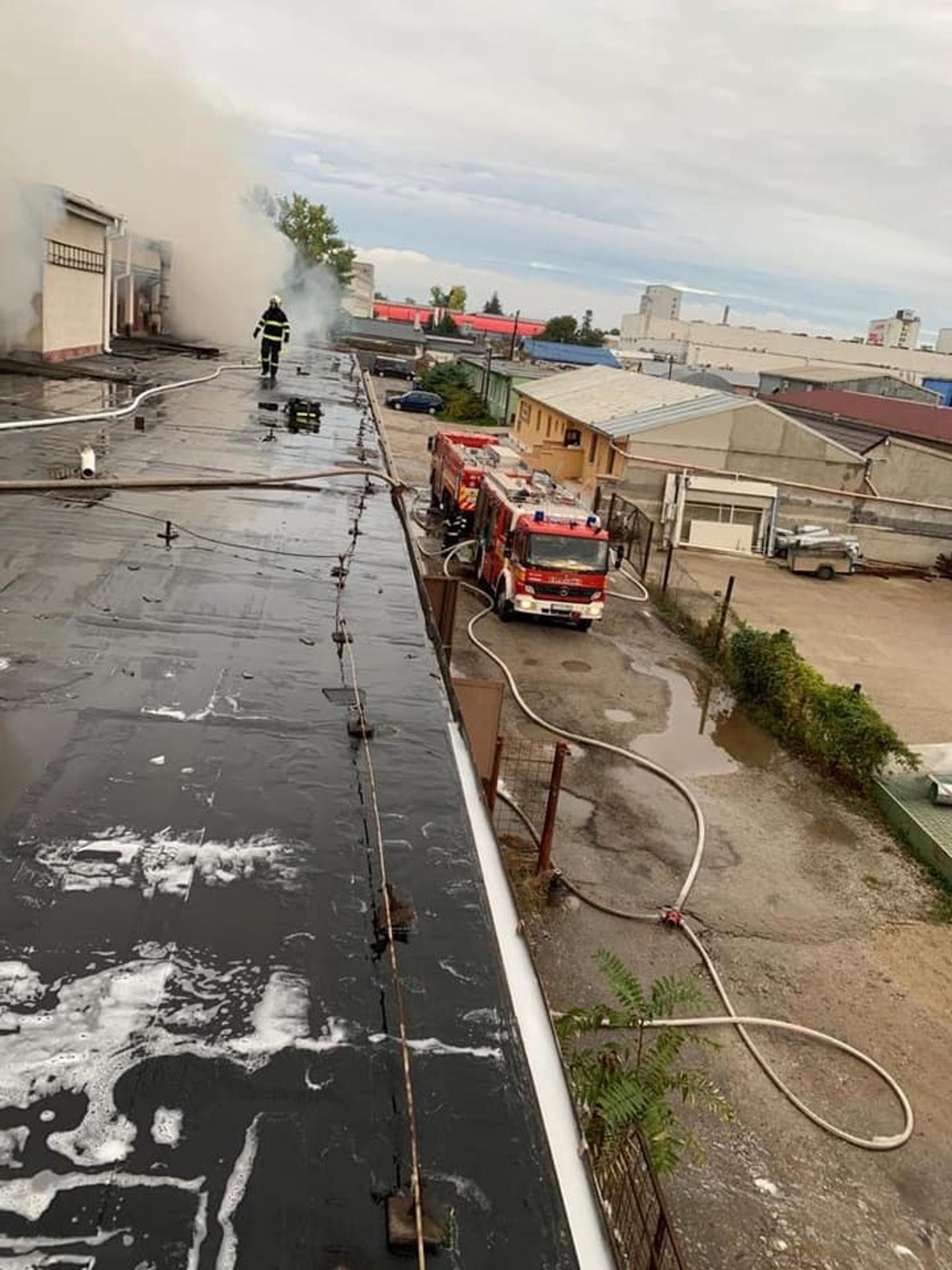 Požiar predajne s nábytkom.