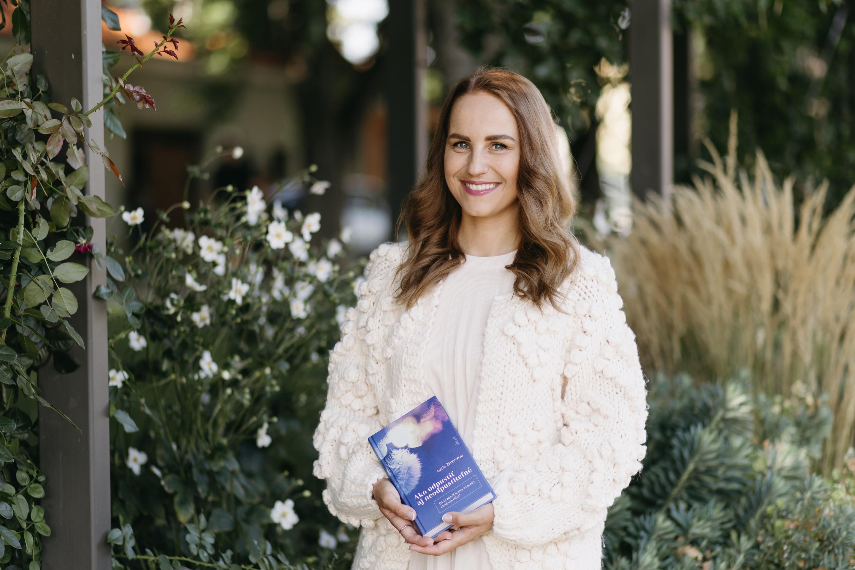 Publikácia Lucie Záhorcovej, Ako odpustiť aj neodpustiteľné, je výsledkom jej niekoľkoročnej praxe a výskumu. 