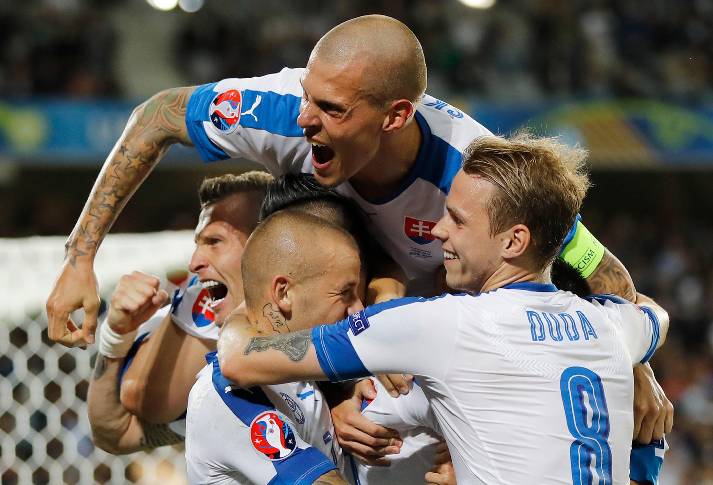 Slovenskí futbalisti oslavujú Hamšíkov gól na 2:0.