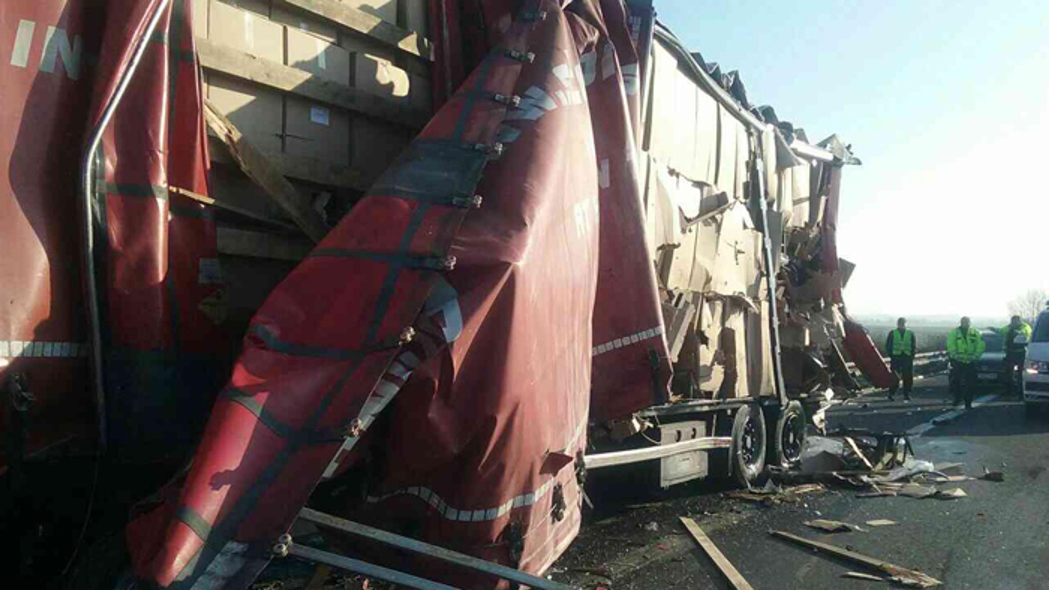 Na D2 smerom do Bratislavy sa zrazili dva kamióny.