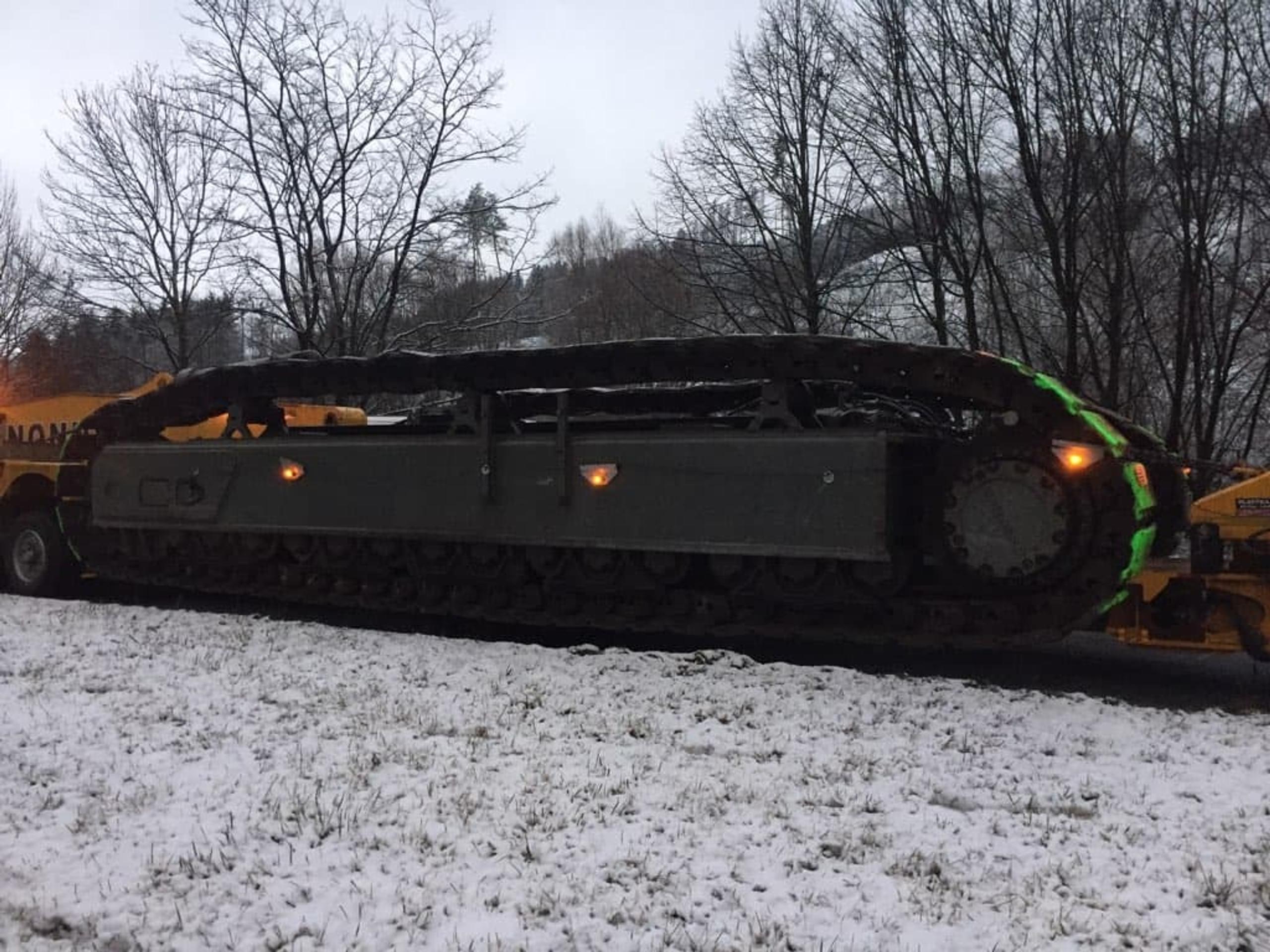 Prevoz demolačného stroja.