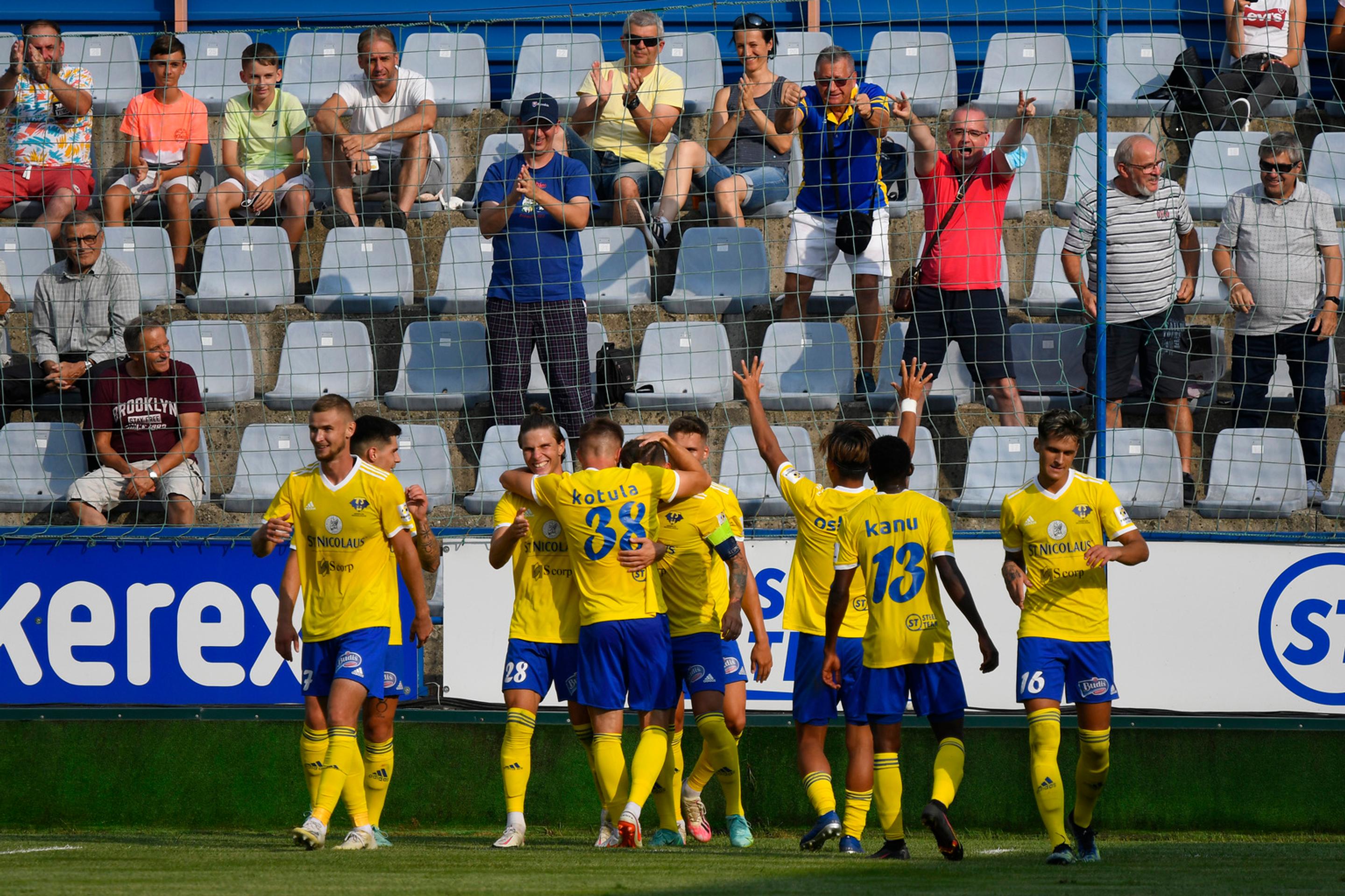 Na snímke radosť hráčov MFK Zemplín Michalovce z gólu na 3:0.