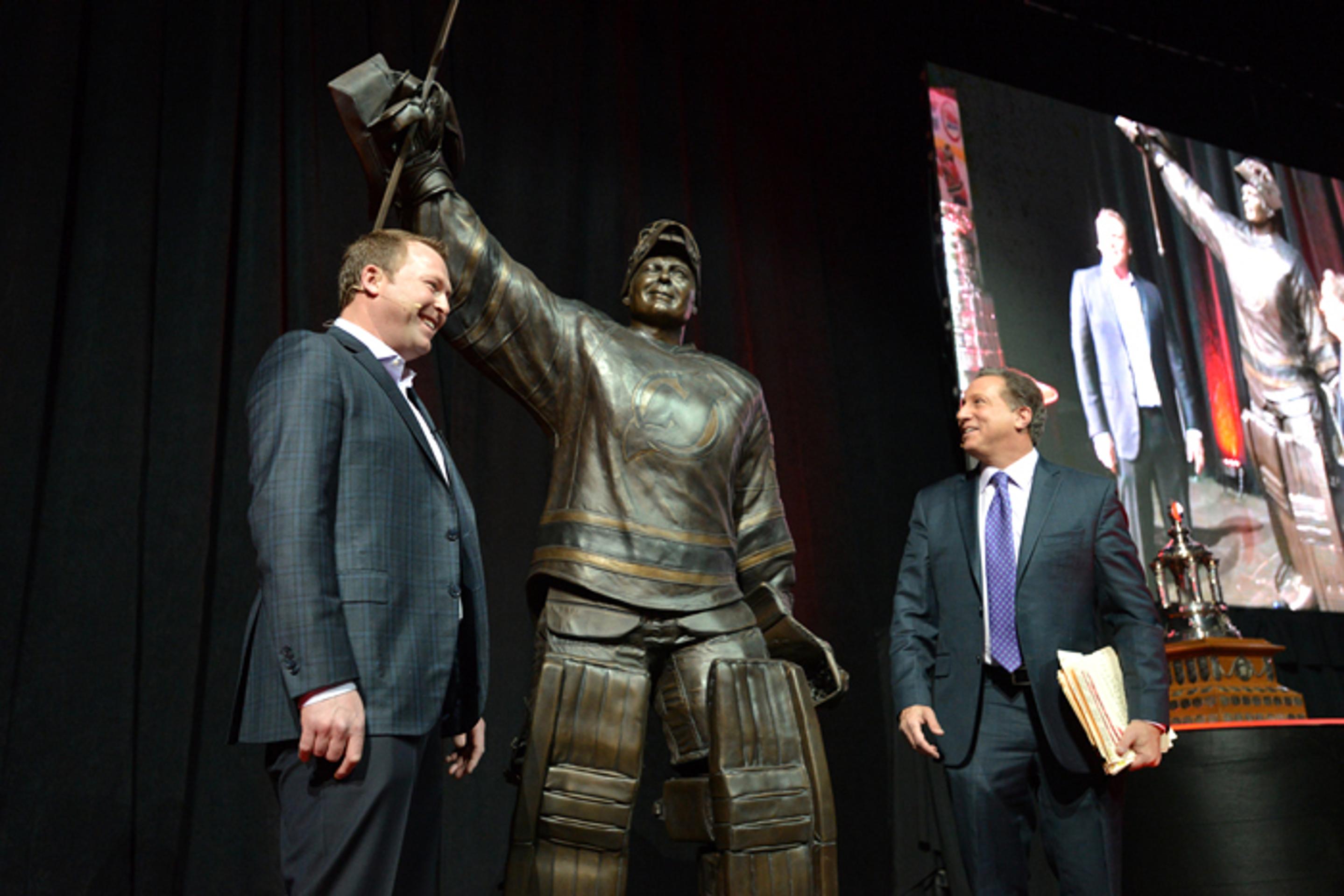 Marty Brodeur (vľavo) stojí pred svojou sochou v Prudential Center v New Jersey.