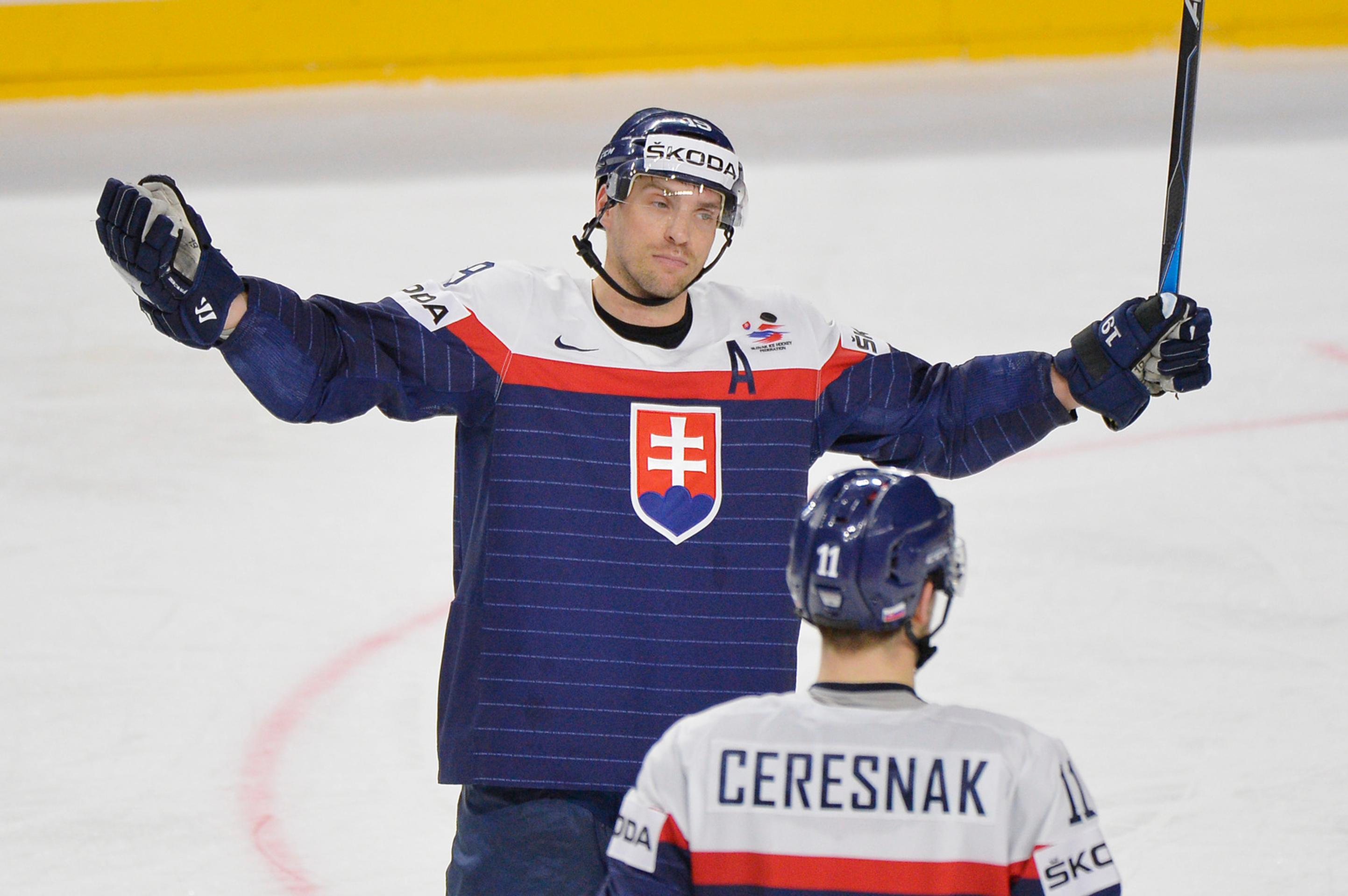 Thomas Lemar (vľavo) z Monaca sa snaží skórovať v odvete semifinále LM, blokuje ho bek Juventusu Giorgio Chiellini.