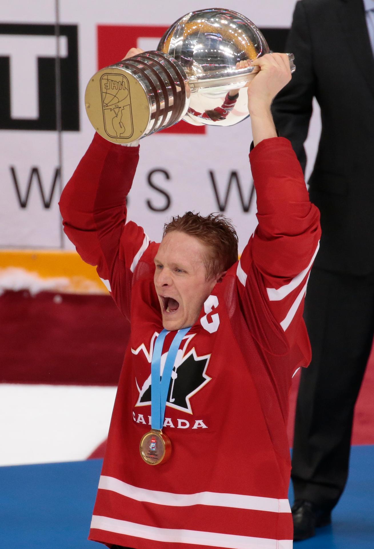 Na snímke kanadský reprezentant Corey Perry oslavuje s trofejou titul majstra sveta z MS v Rusku