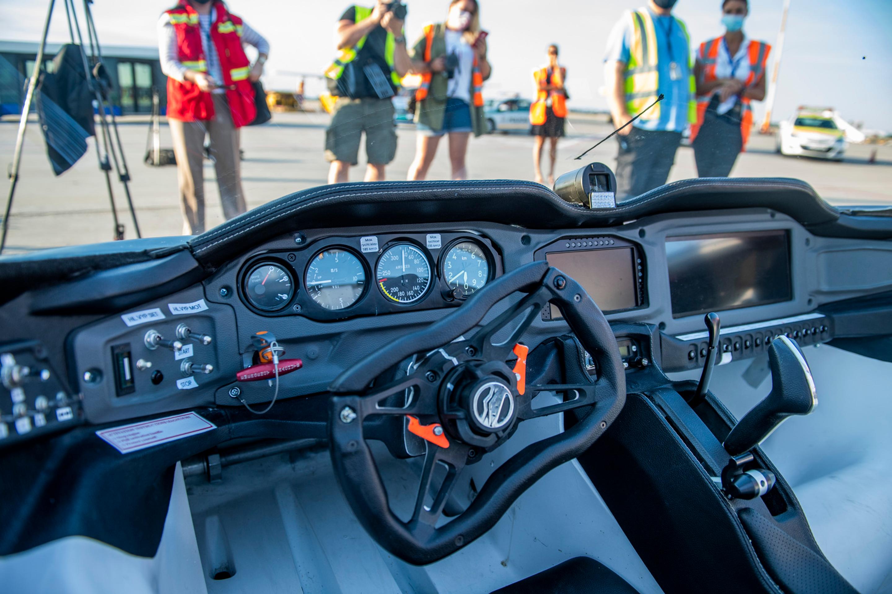 Lietajúce auto Aircar po prvý raz absolvovalo let medzi dvoma medzinárodnými letiskami