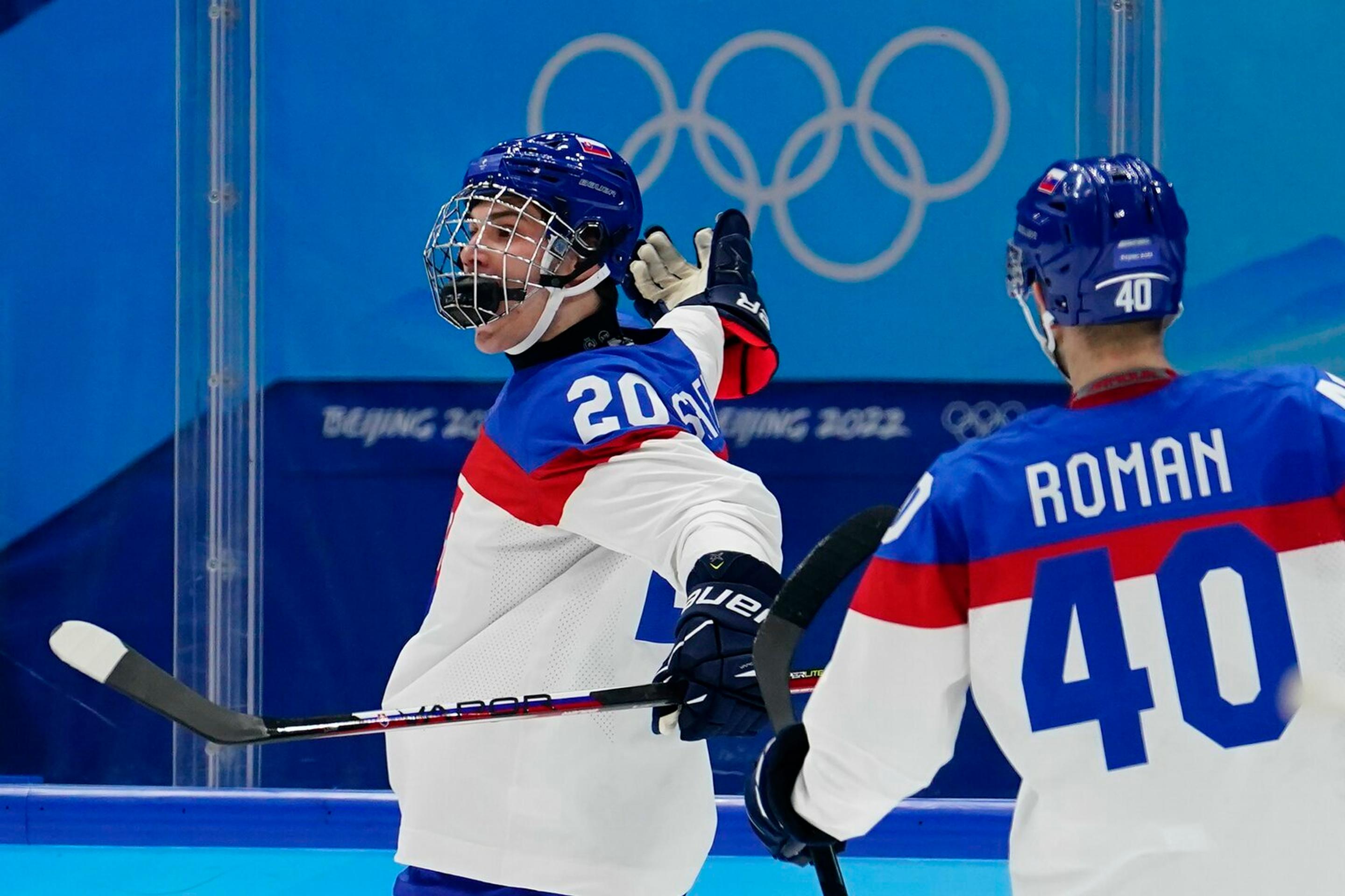 Juraj Slafkovský strieľa gól Fínom v dueli ZOH 2022.