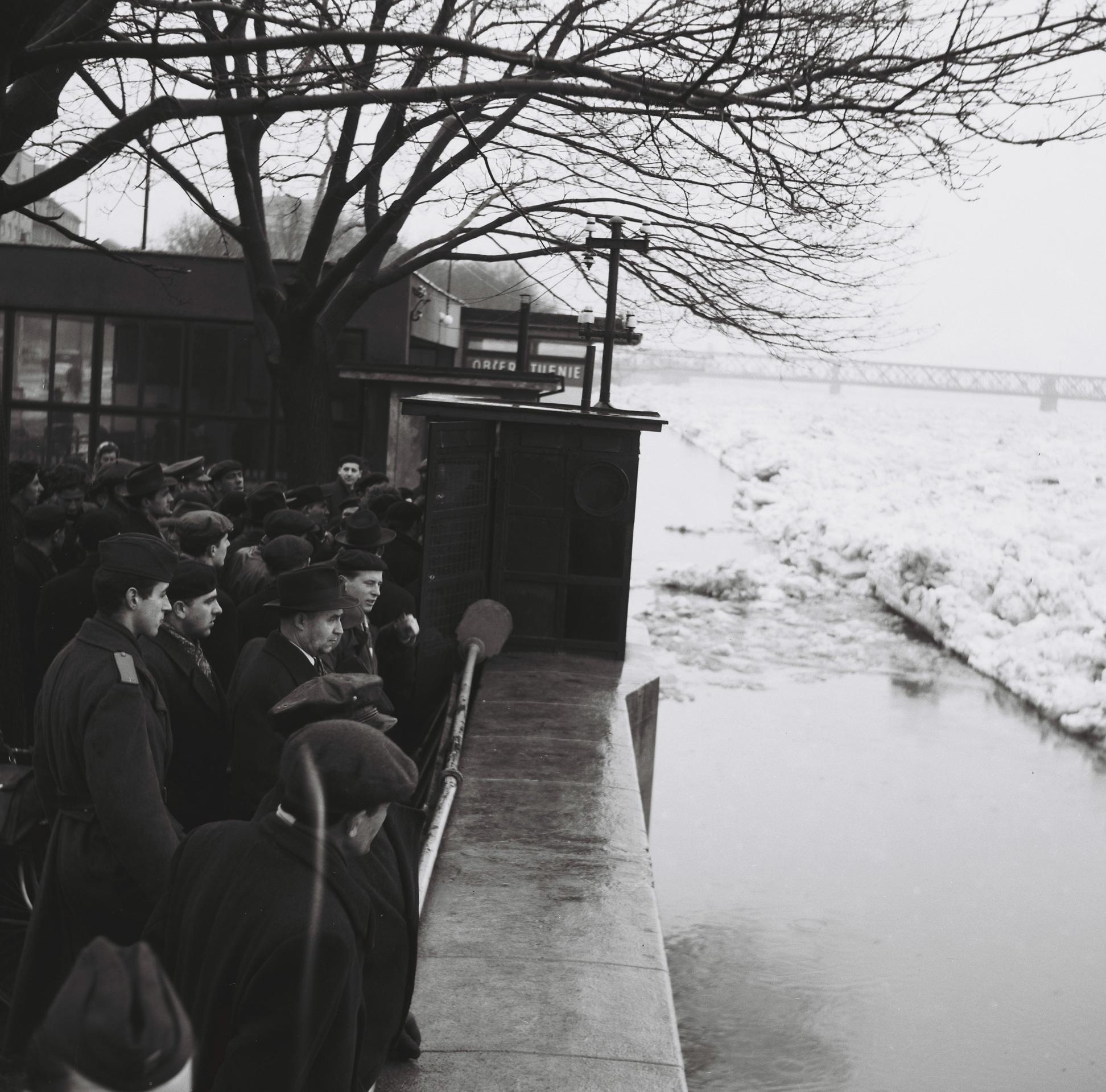 Zamrznutý Dunaj počas zimy v roku 1956.