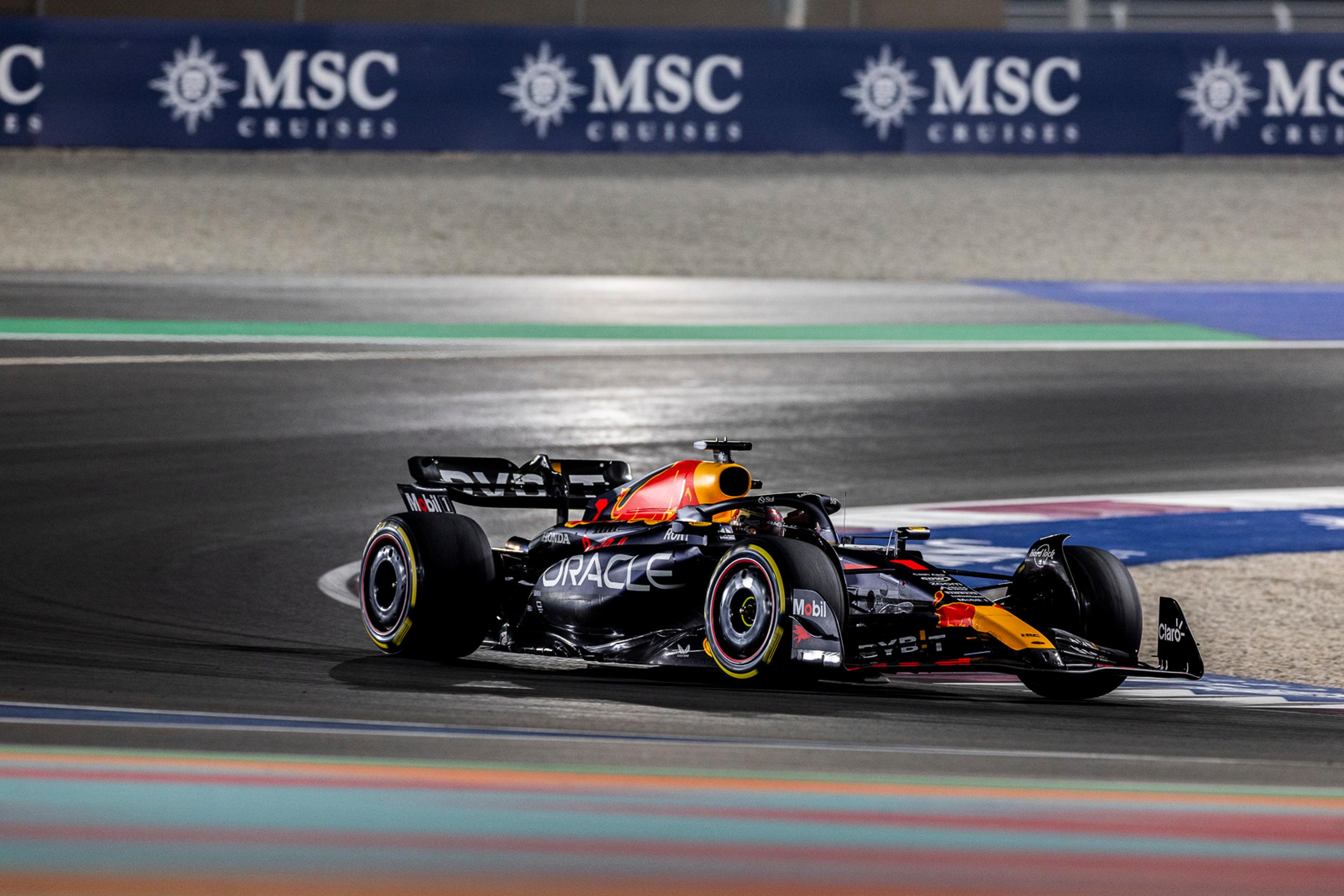 Holanďan Max Verstappen na trati v Katare.