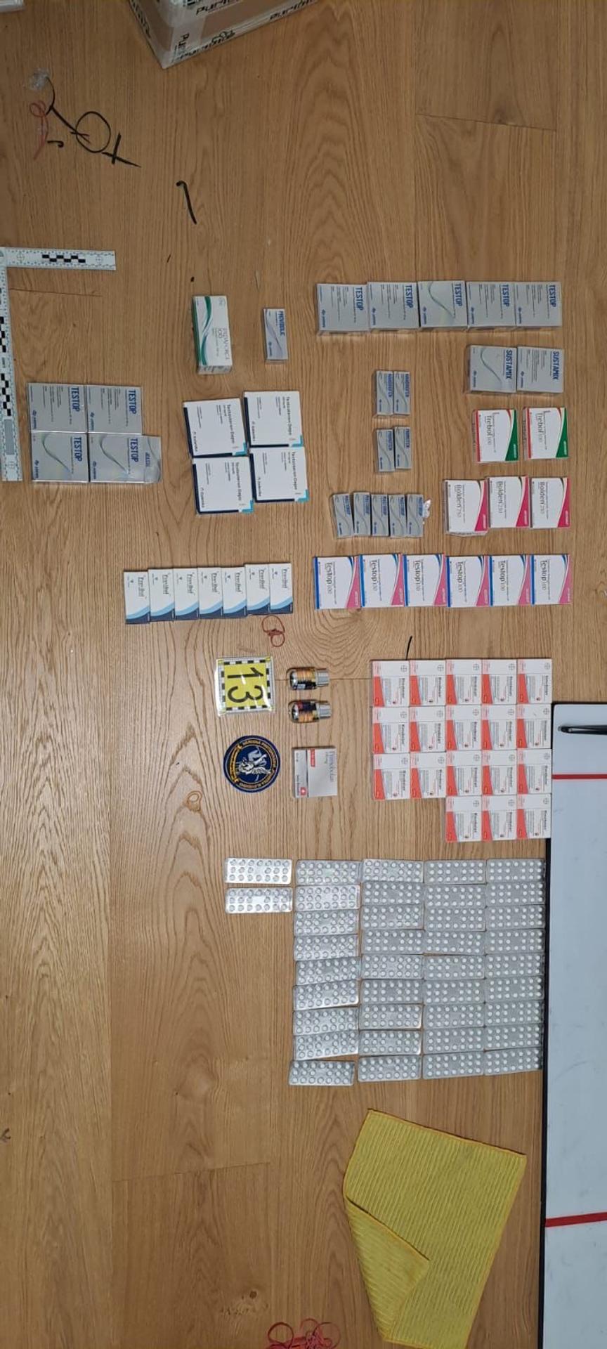 Policajti pri domových prehliadkach zaistili veľké množstvo zakázaných látok