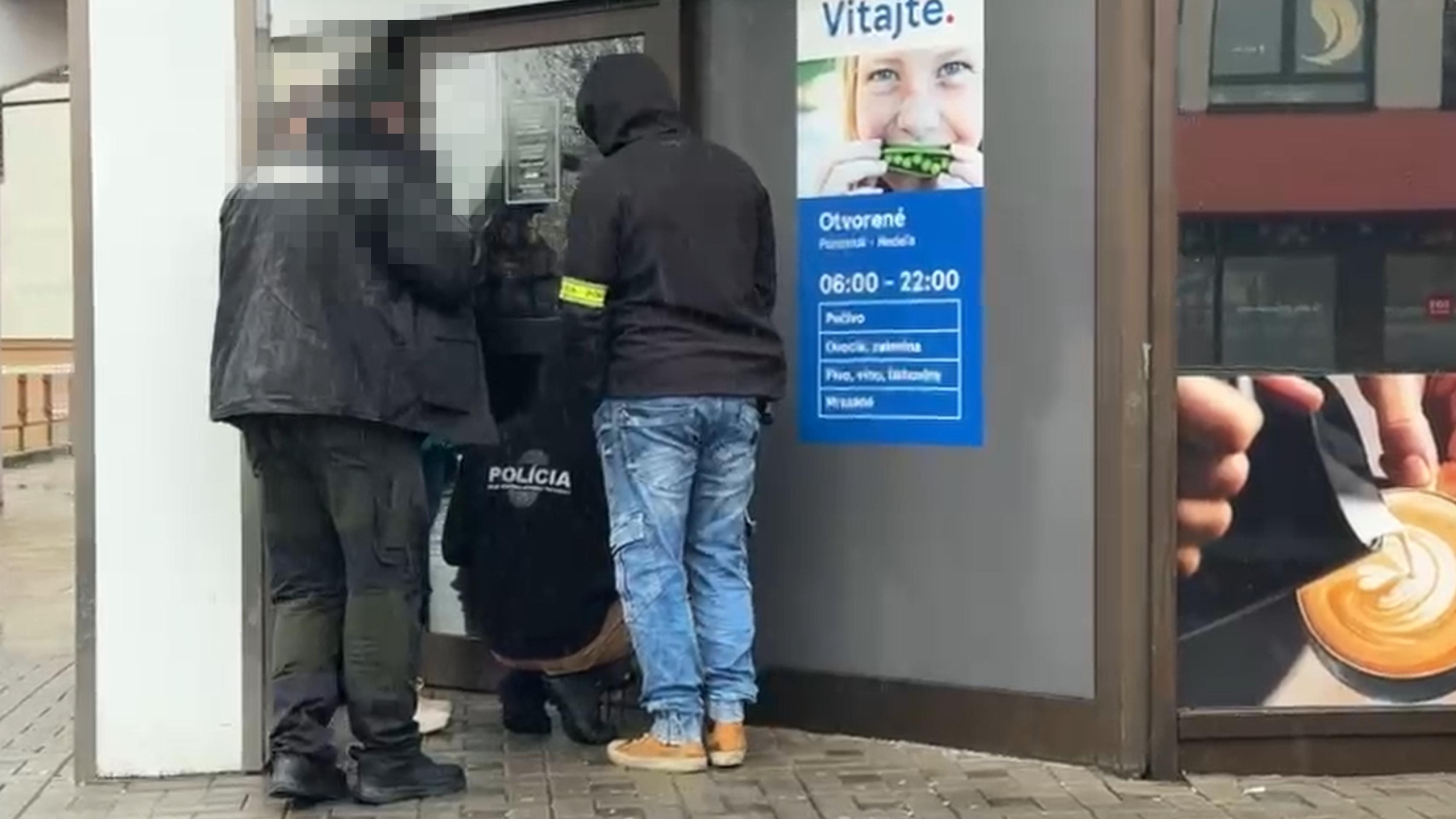 Poškodený bankomat v Malackách.