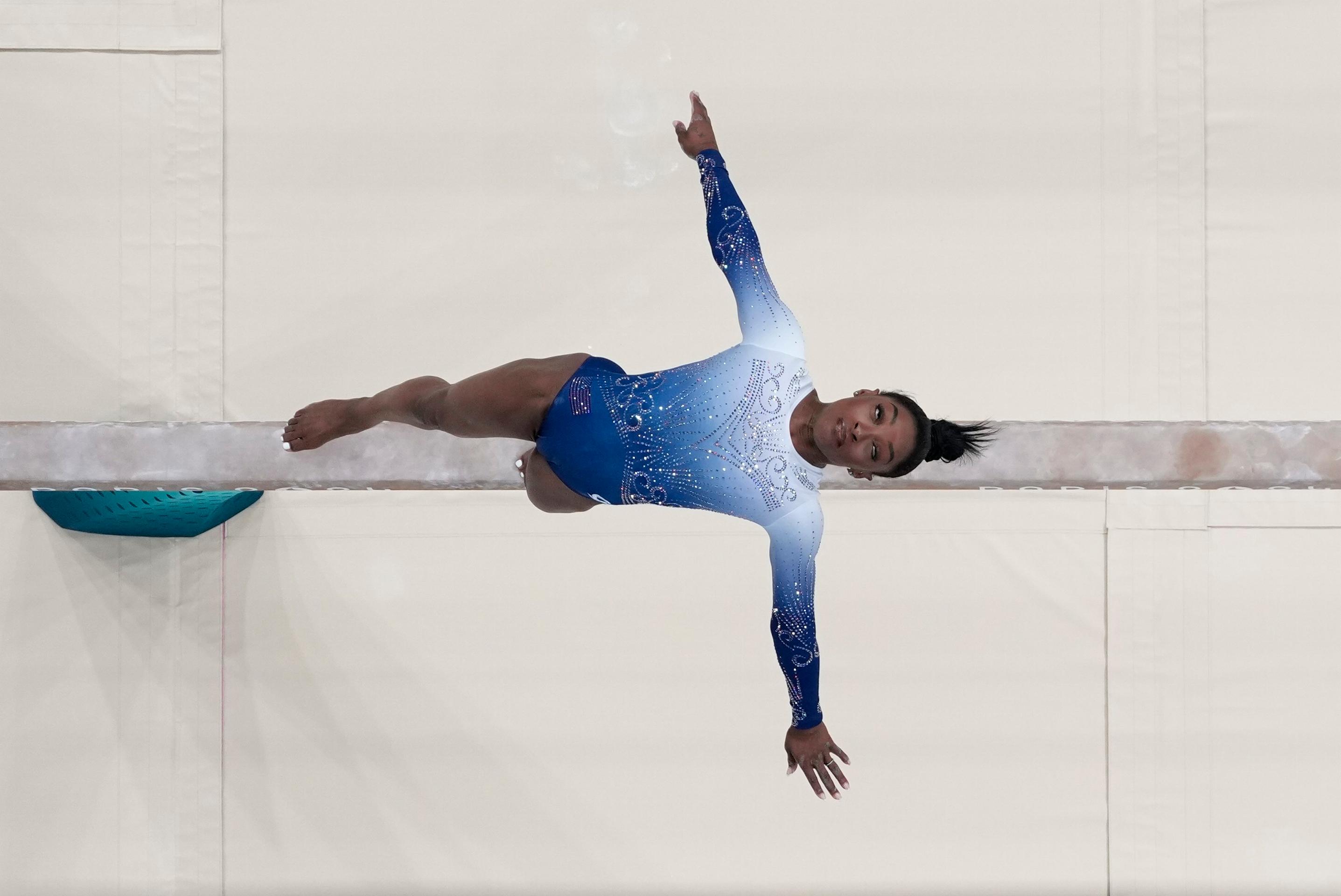 Simone Bilesová spadla počas finále v športovej gymnastike na olympijských hrách 2024 v Paríži.