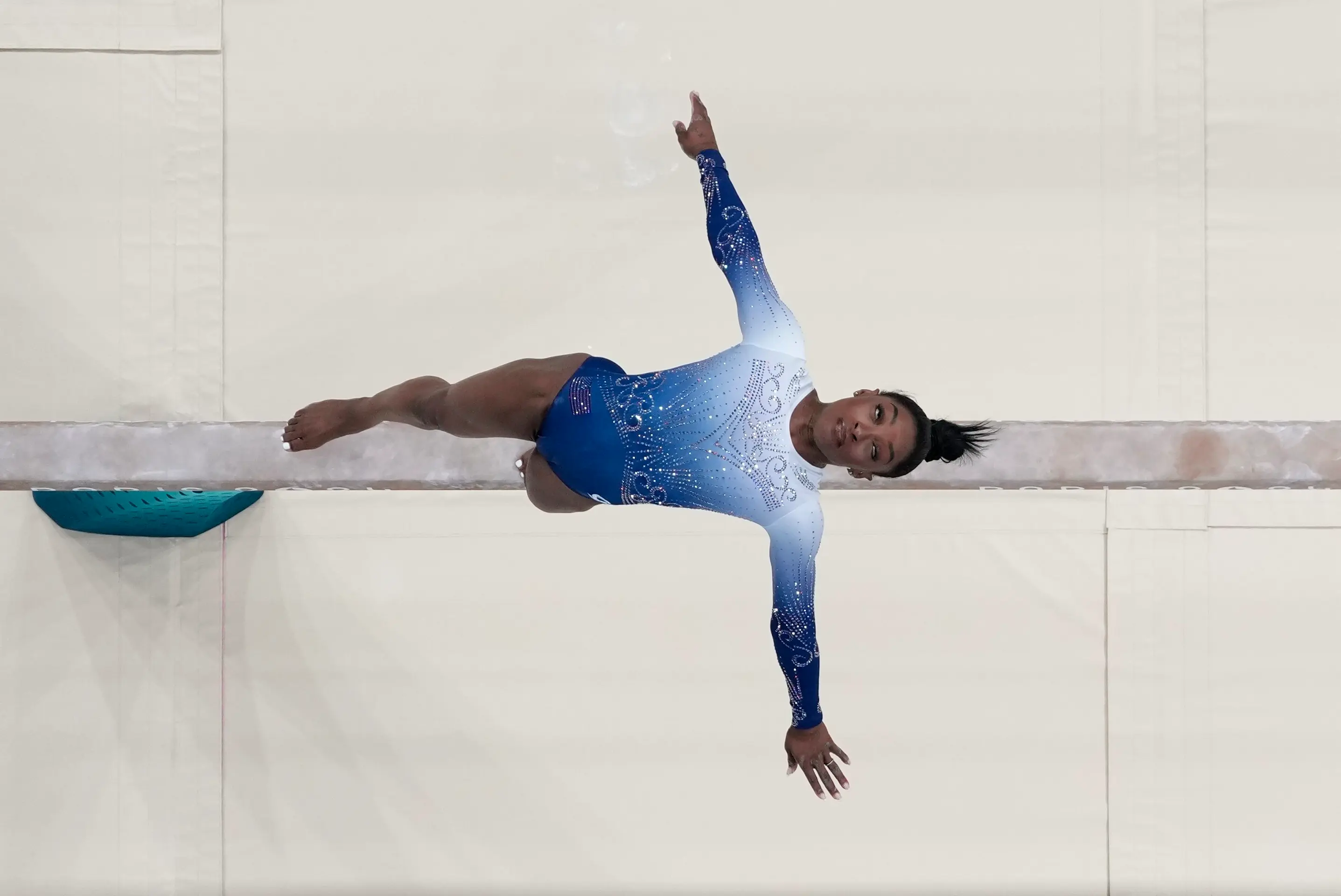 Simone Bilesová spadla počas finále v športovej gymnastike na olympijských hrách 2024 v Paríži.