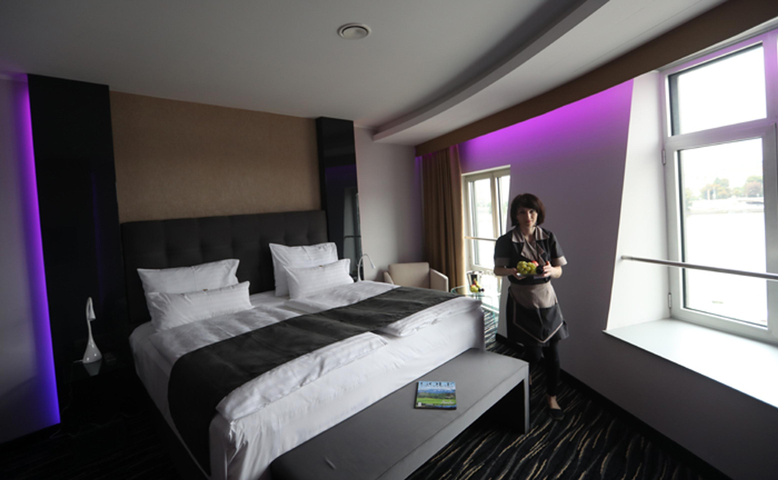 Pohľad do hotelovej izby v Tancujúcom dome v Prahe.