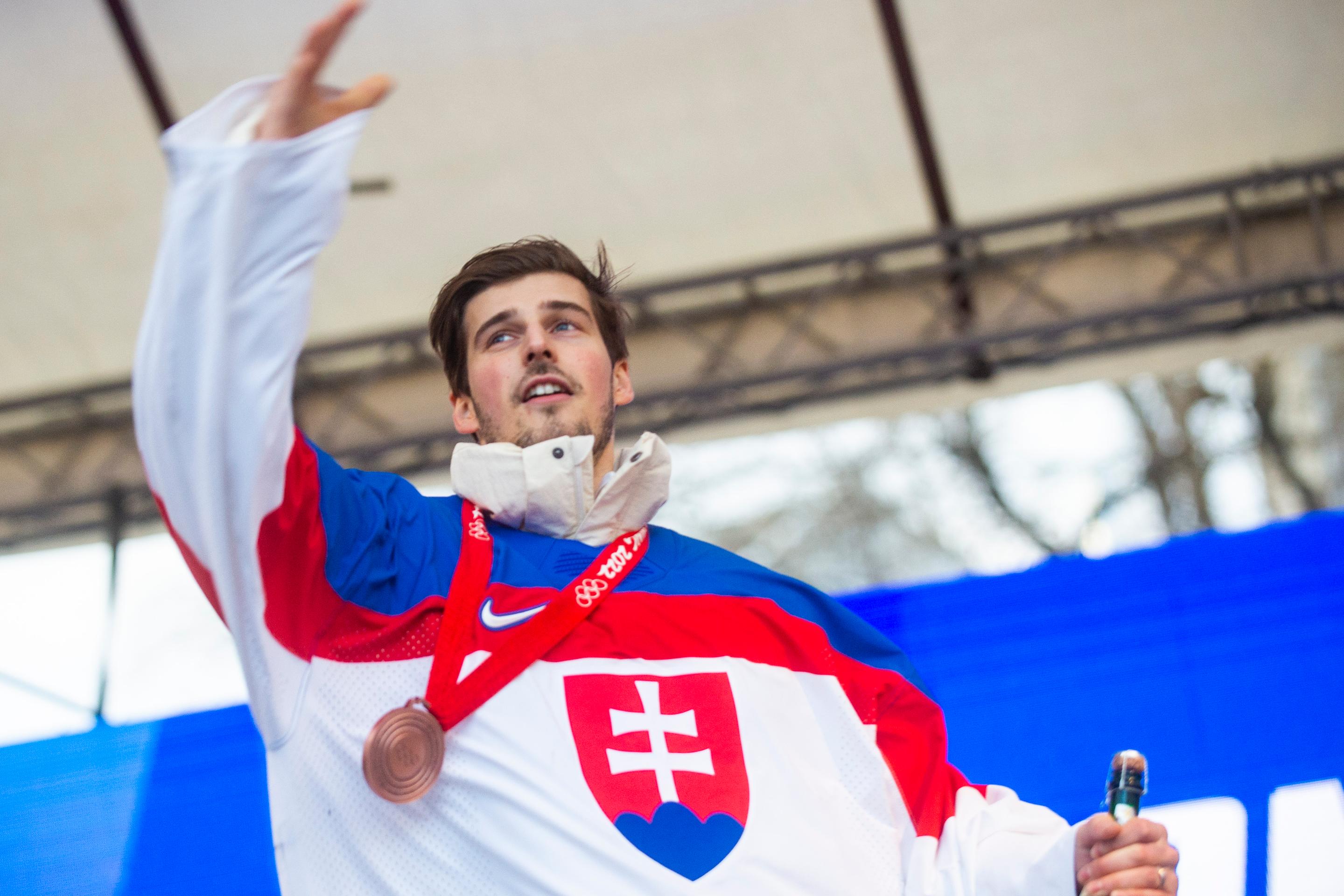 Patrik Rybár počas osláv bronzu zo ZOH 2022 na Námestí SNP v Bratislave.