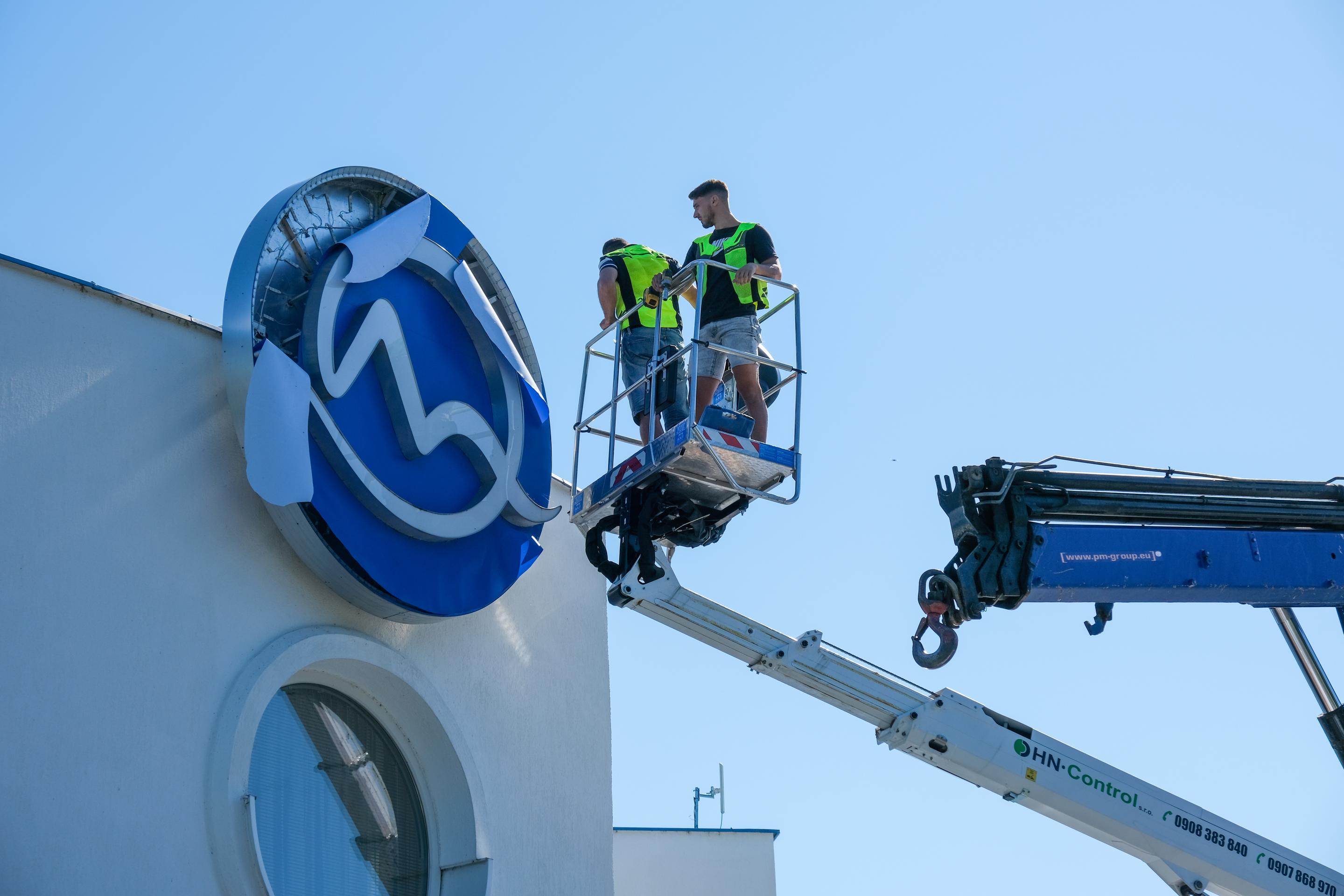 Výmena nového loga na budove TV Markíza.