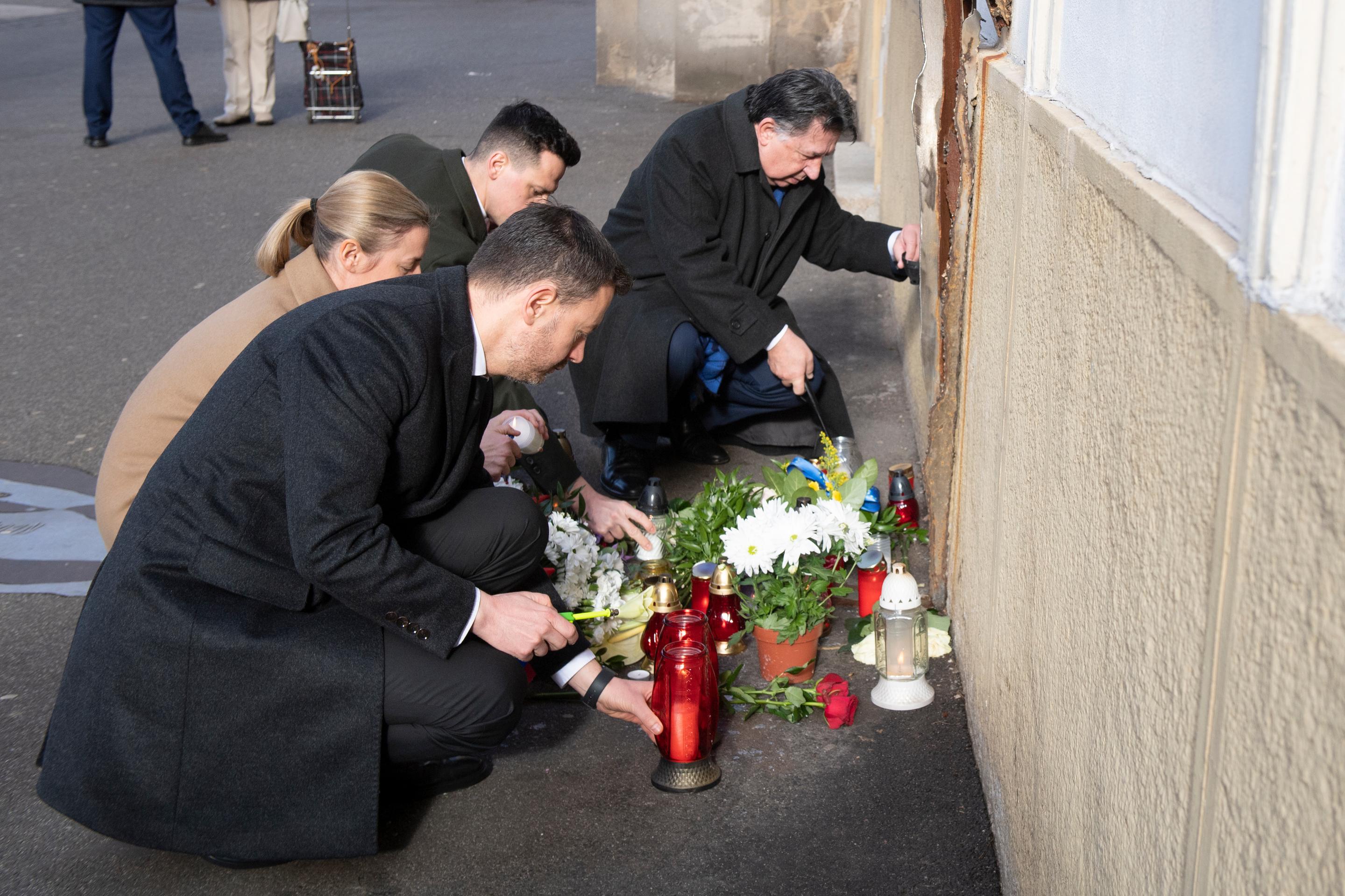 Členovia vlády pri symbolickom pamätníku