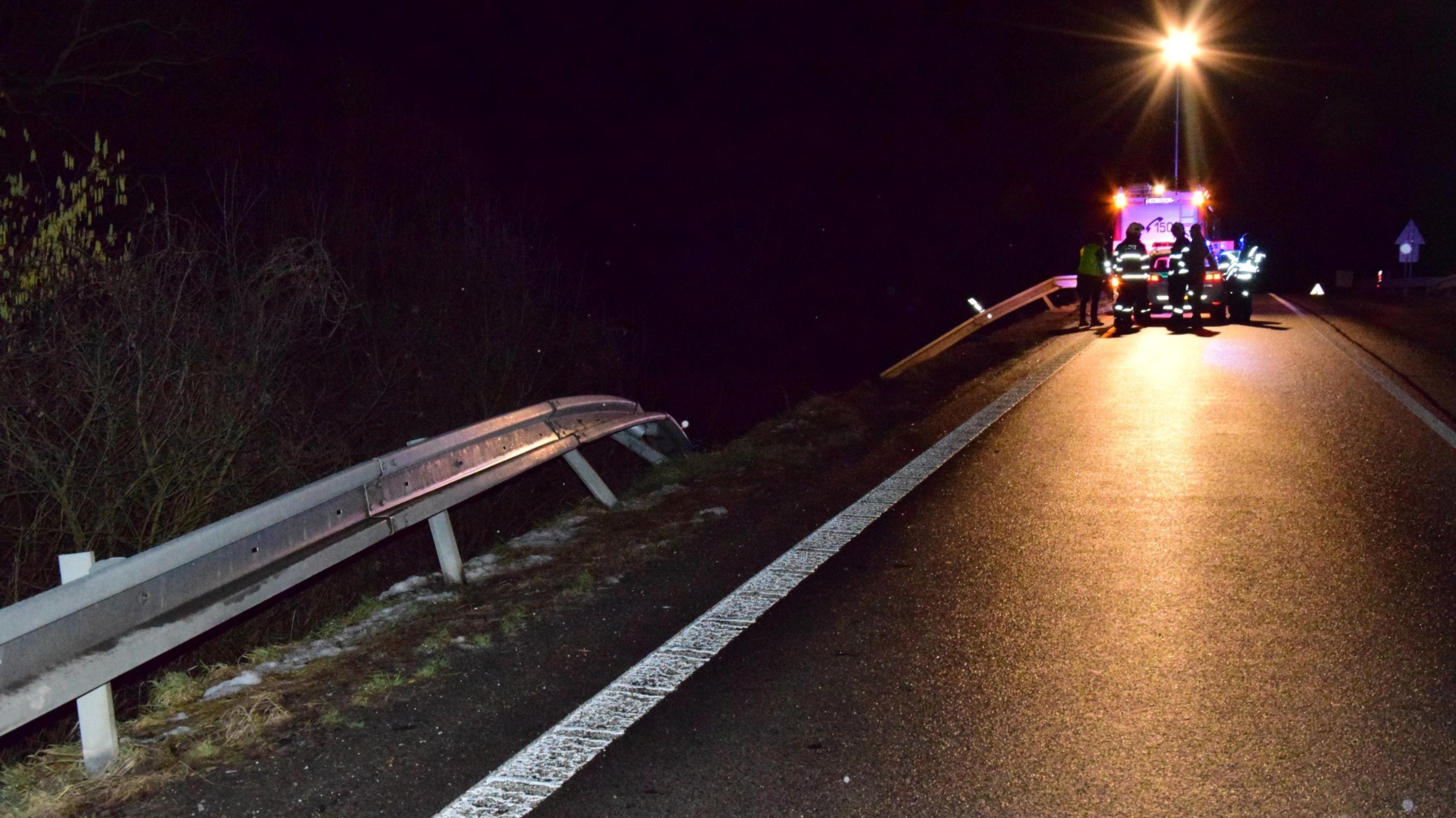Po nehode sa auto ocitlo na koľajniciach, chvíľu na to ho prebúral vlak