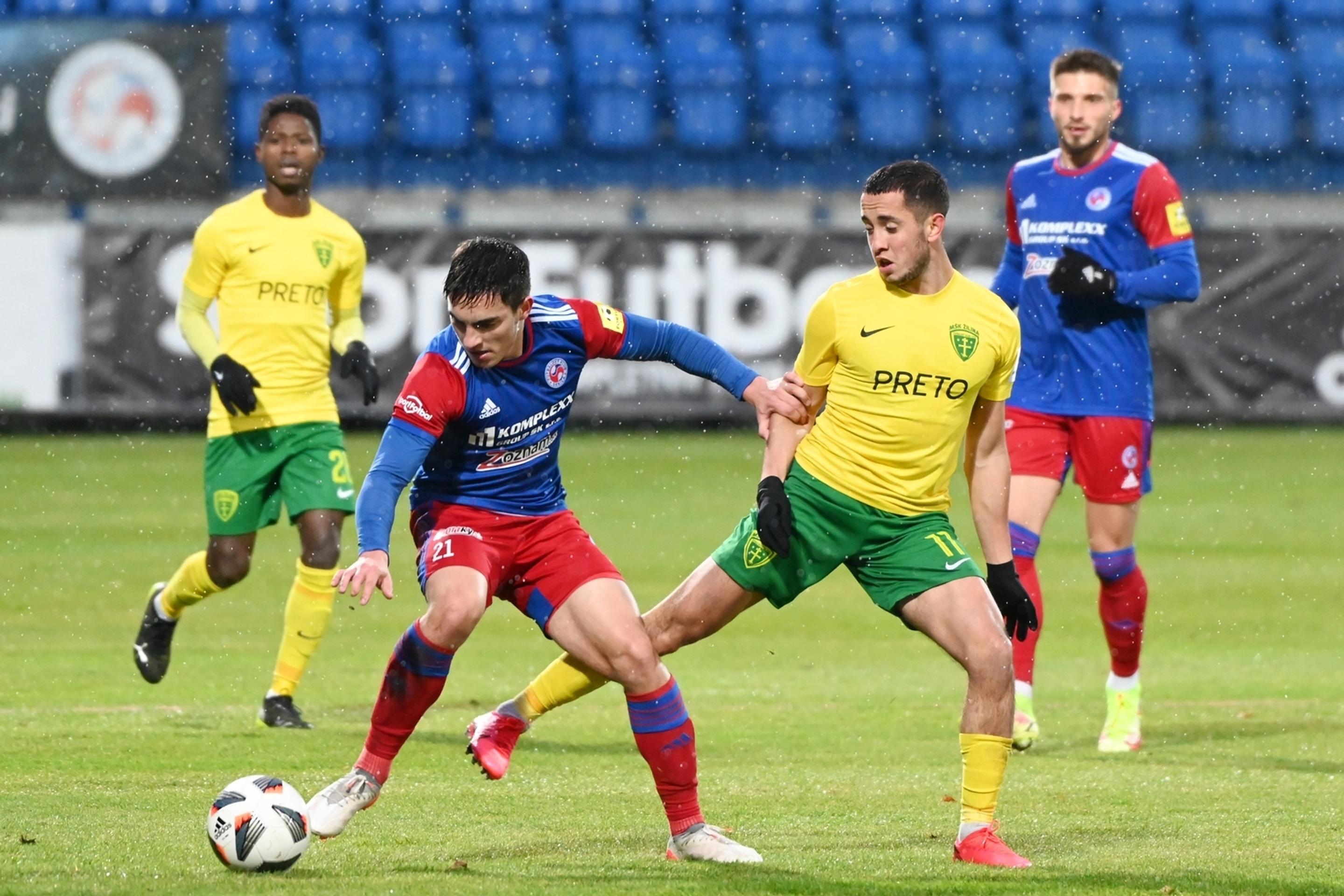 Sprava Vahan Bičachčjan zo Žiliny a Seničan Gabriel Halabrín v dohrávke 16. kola Fortuna ligy.