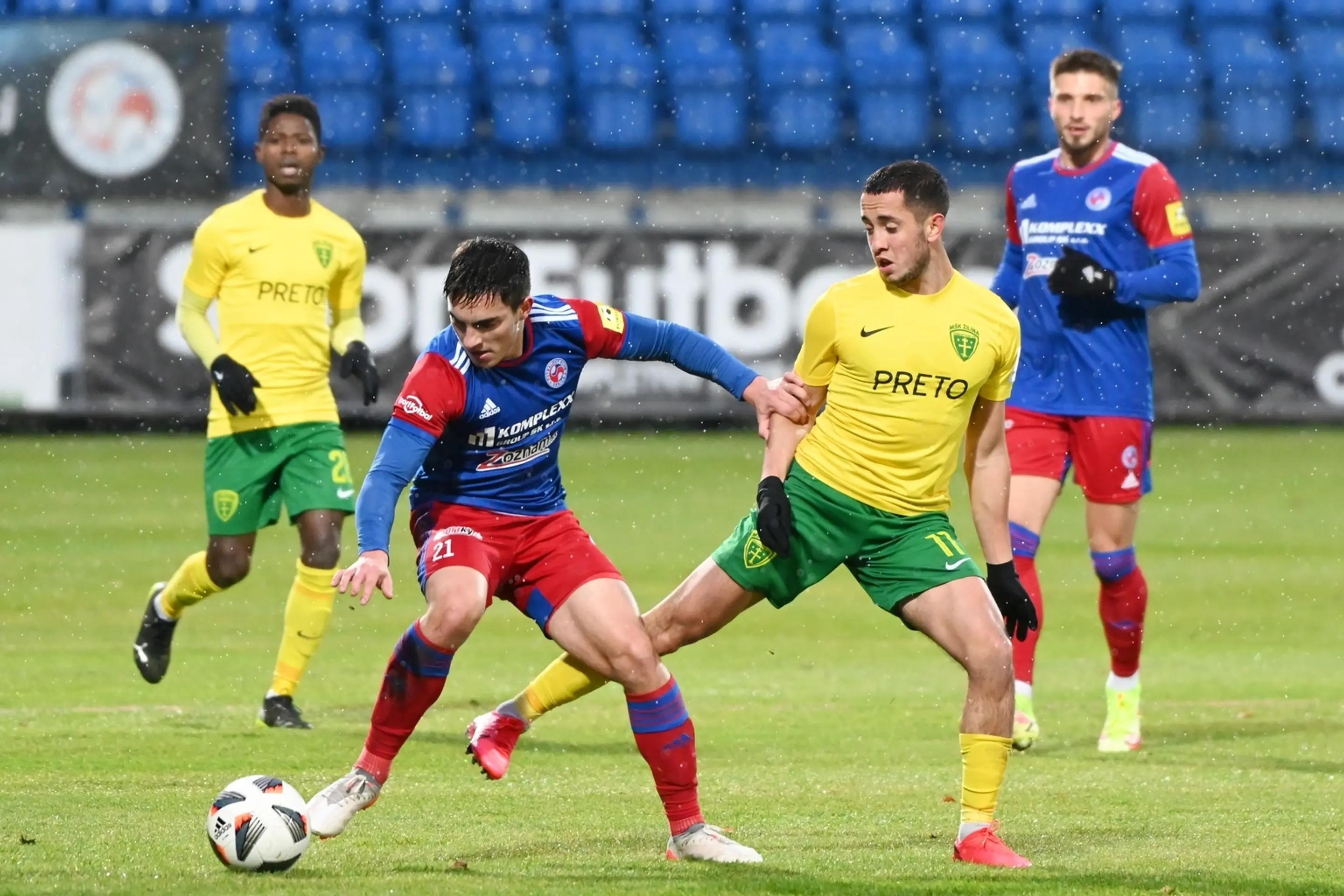Sprava Vahan Bičachčjan zo Žiliny a Seničan Gabriel Halabrín v dohrávke 16. kola Fortuna ligy.