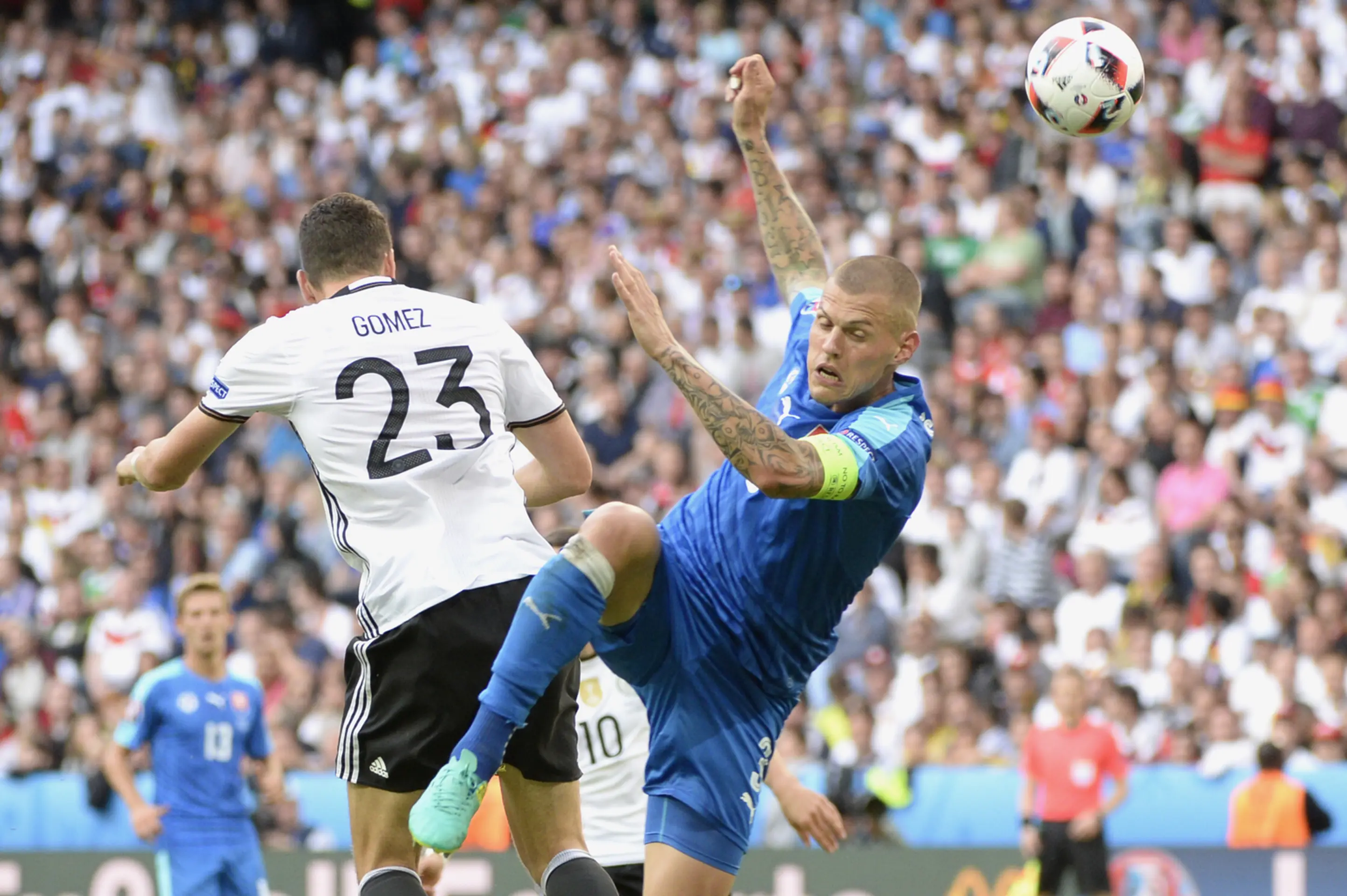 Na snímke vľavo Mario Gomez (Nemecko) a vpravo Martin Škrtel na ME.