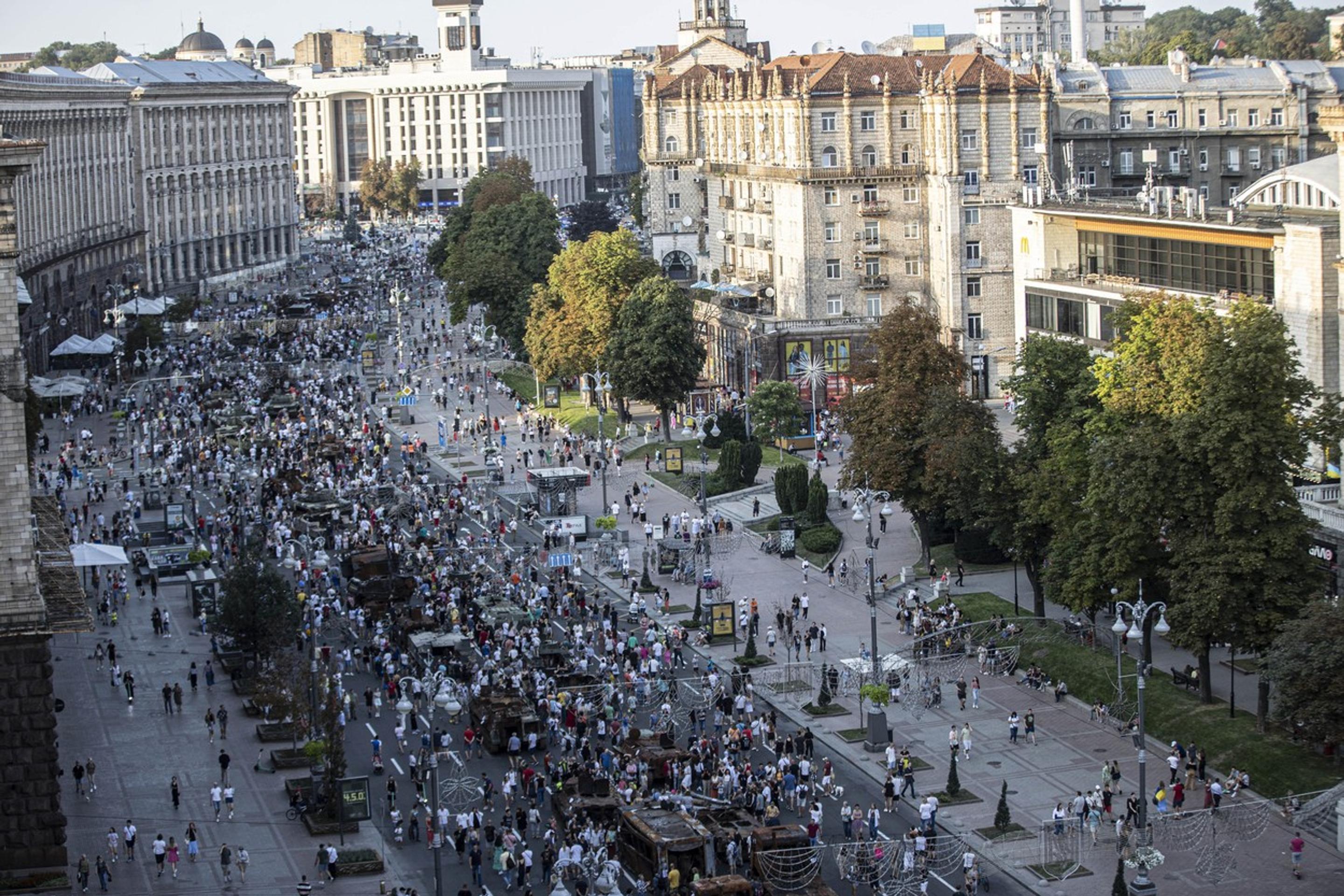 Ukrajinci si prezerajú zaistenú vojenskú techniku a zbrane