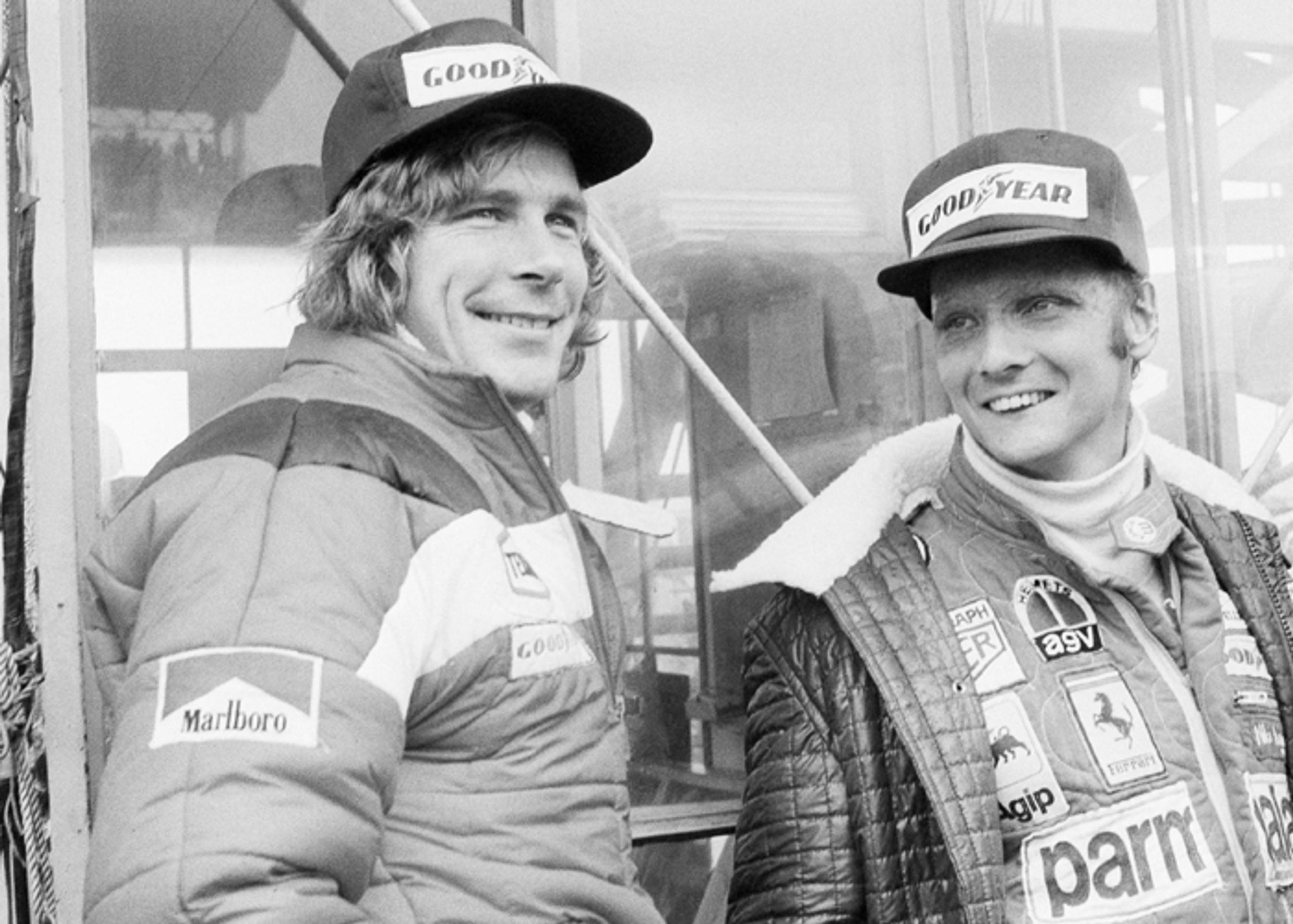 Niki Lauda a šéf tímu Brabham Bernie Ecclestone sa rozprávajú 9. augusta 1980 na okruhu v Hockenheime. 