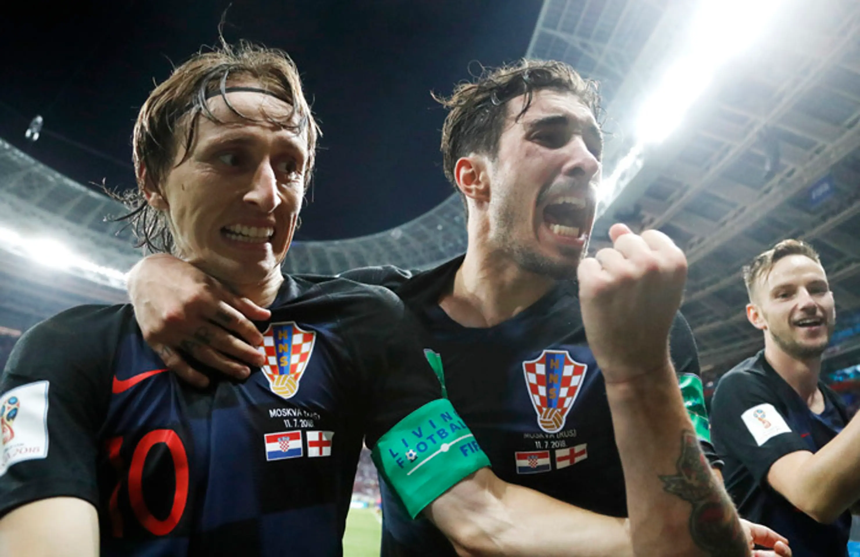 Luka Modrič, Šime Vrsaljko (vľavo) a Ivan Rakitič oslavujú postujúci gól do finále MS.