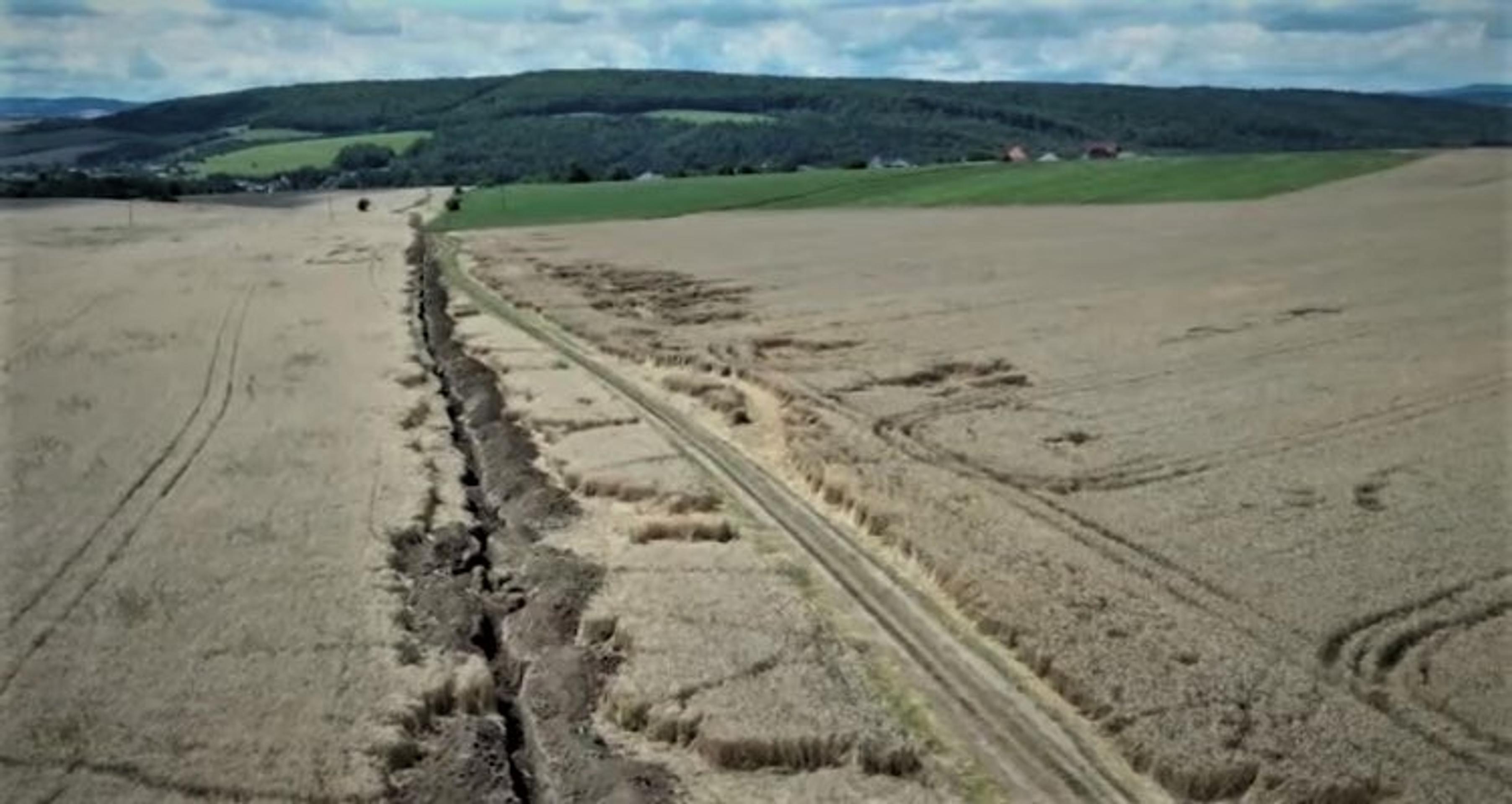 Zákopy po vykopaní káblov zo zeme pri obci Kojatice. 