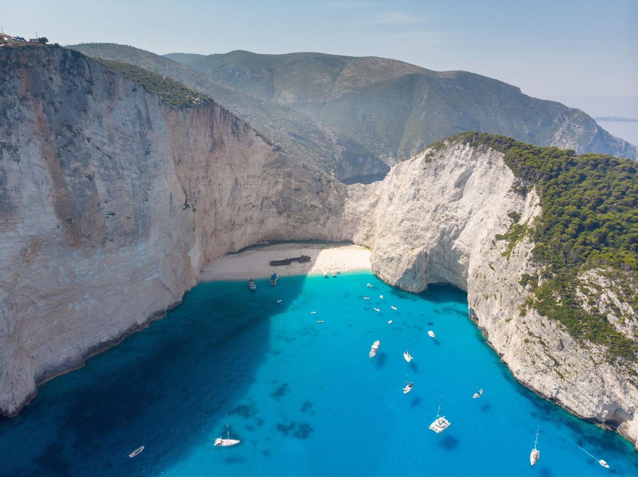 Pláž Navagio na ostrove Zakynthos.