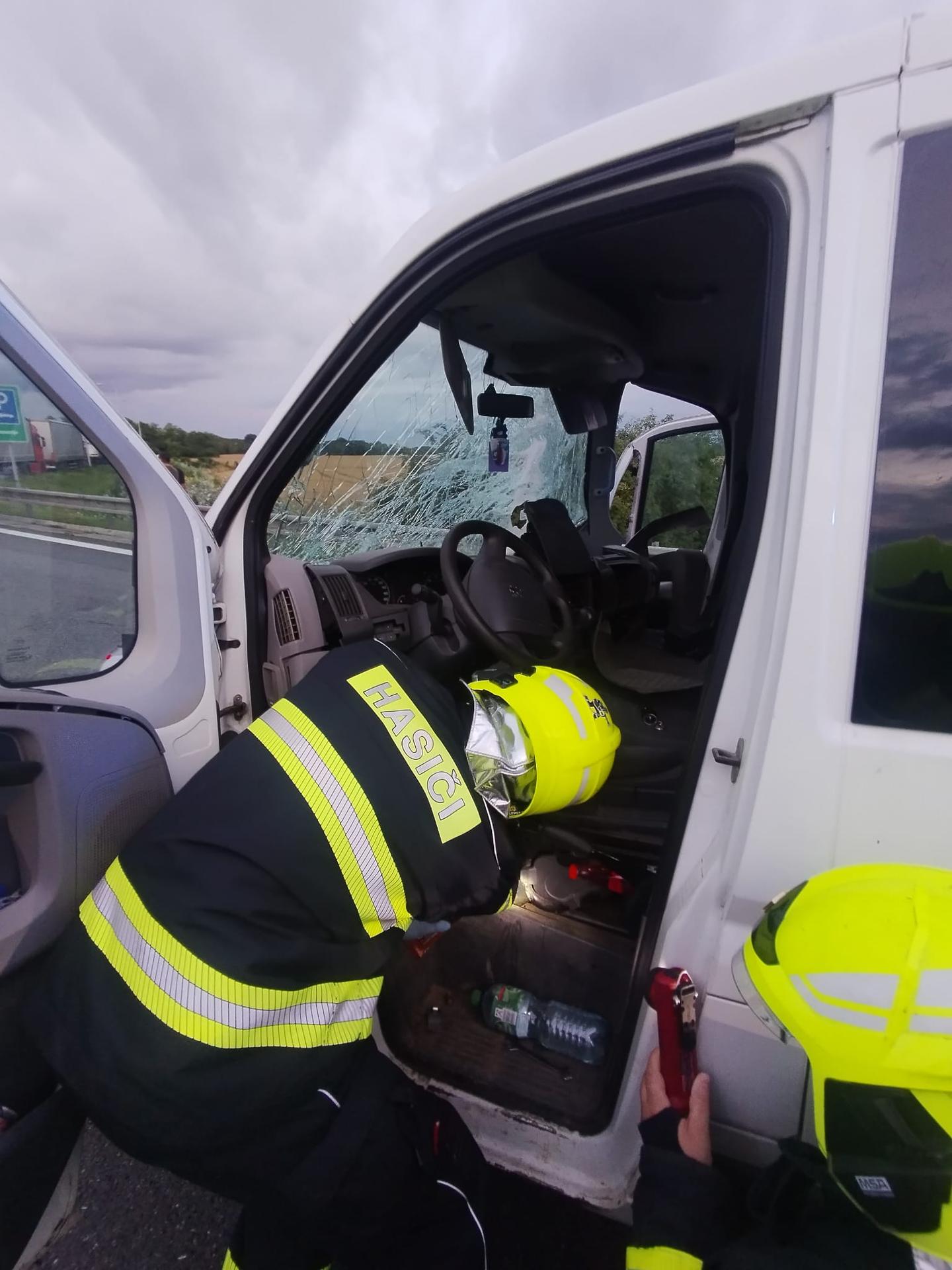 Hasiči zasahovali pri nehode na D2