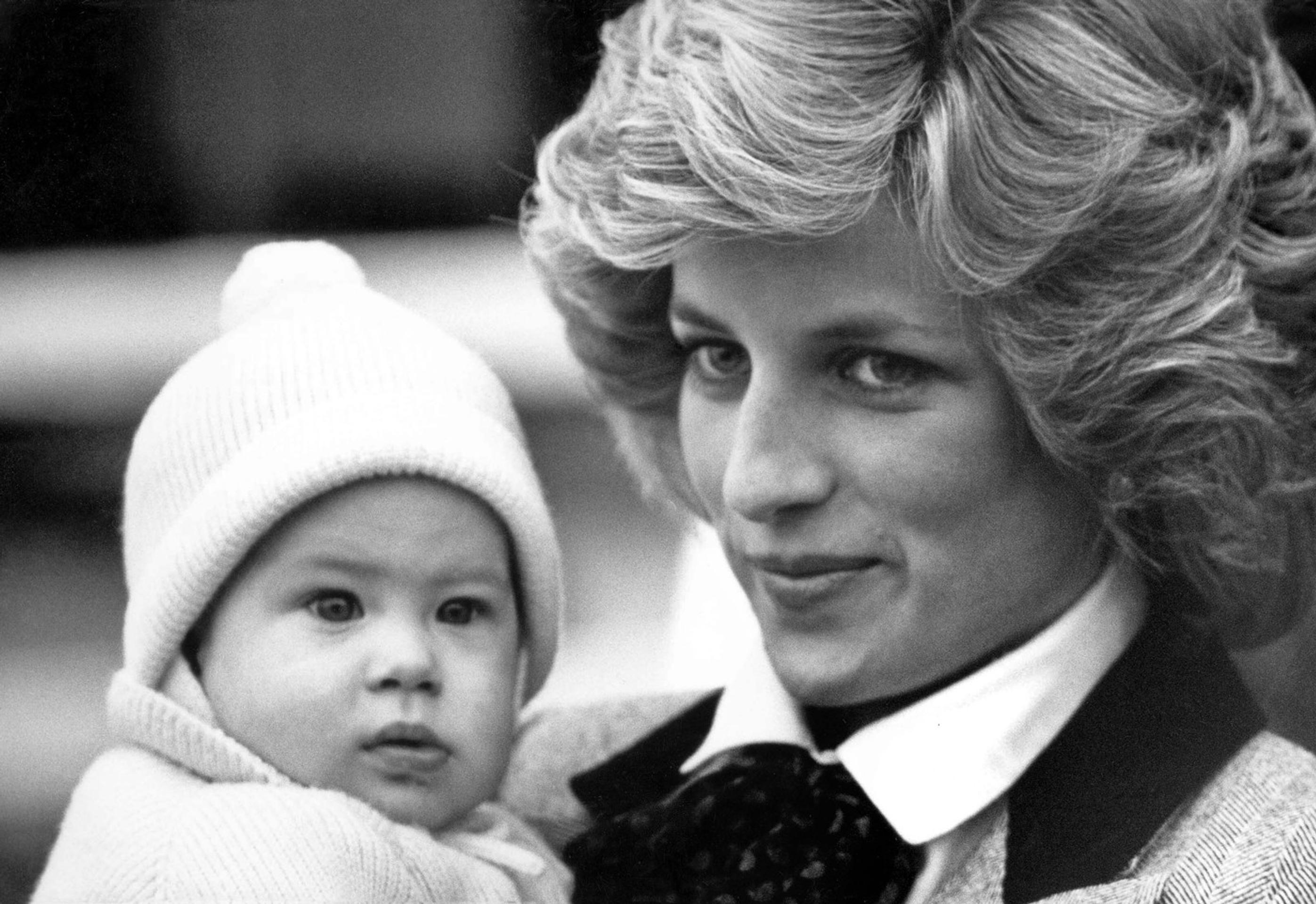 Princ Harry a princezná Diana na archívnej snímke z roku 1985.