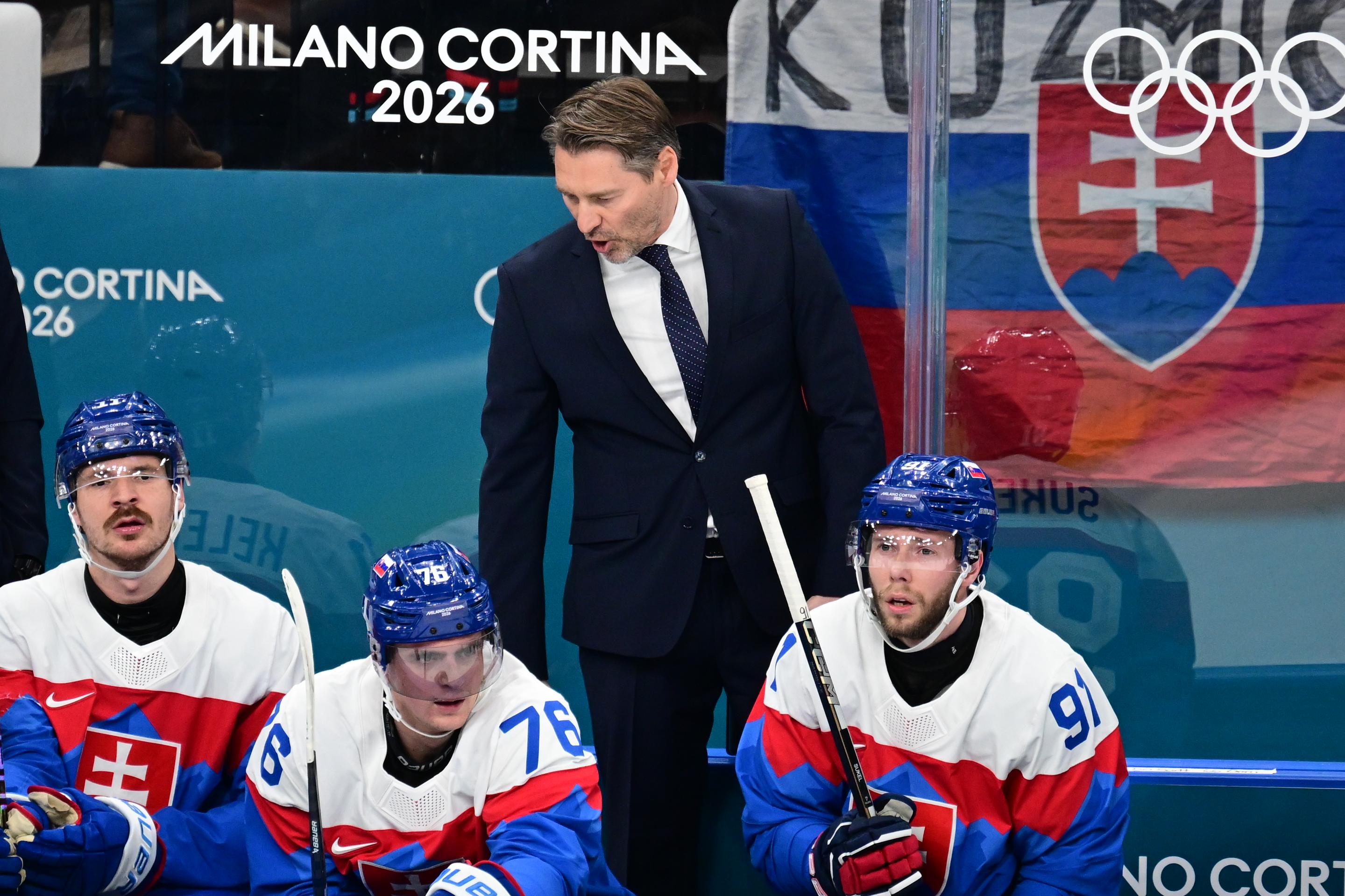 Na snímke sprava Matúš Sukeľ, hlavný tréner Vladimír Országh, Martin Pospíšil a Miloš Kelemen