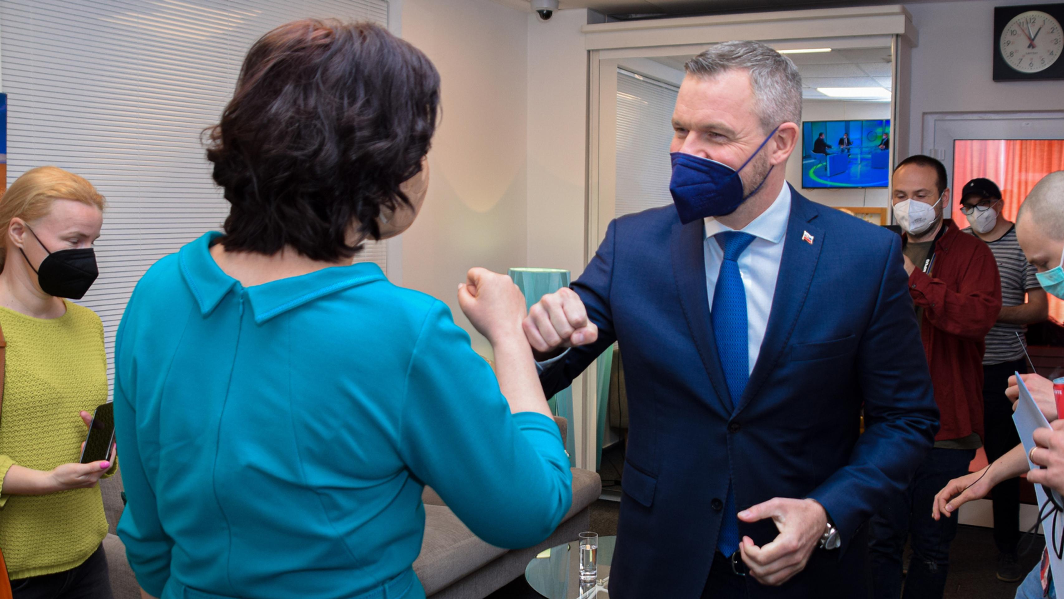 Peter Pellegrini a Veronika Remišová pred natáčaním.