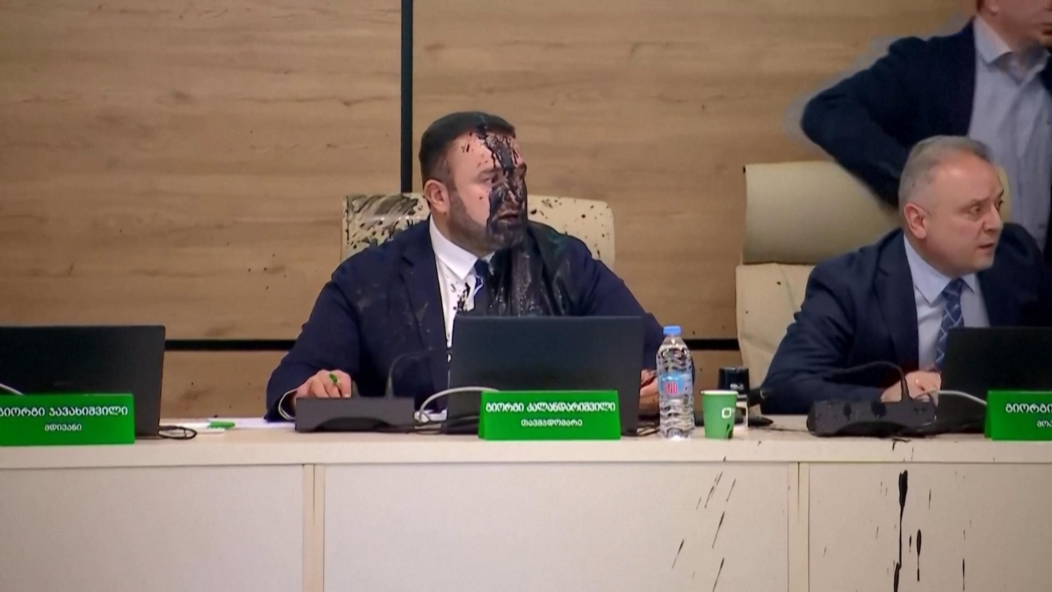 Šéfa gruzínskej volebnej komisie oblial člen opozície farbou