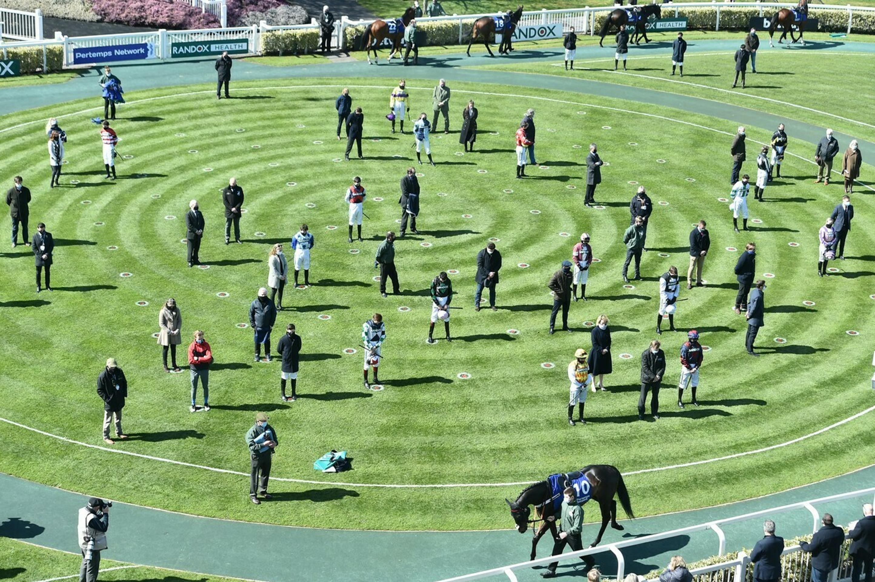 Británia plače za princom Philipom. Pred palácom sa zbierajú davy ľudí