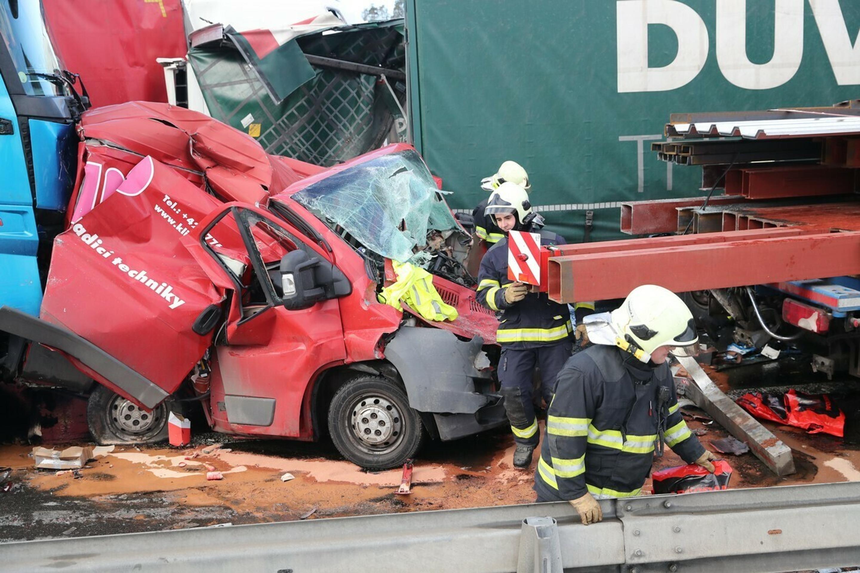 Zdemolované auto po hromadnej nehode.
