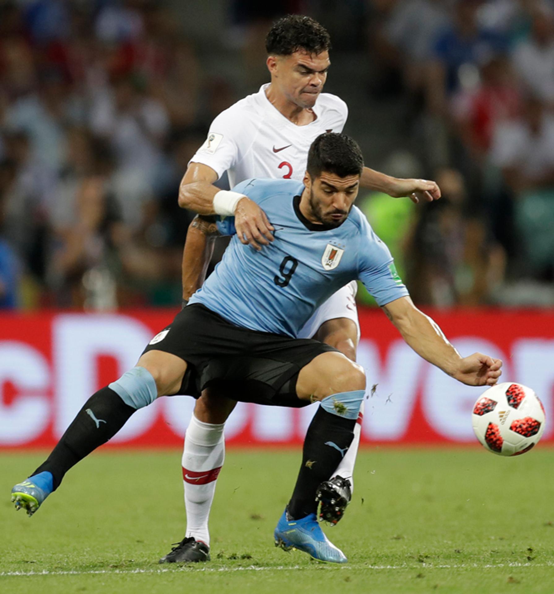 Pepe v súboji o loptu s Luisom Suarezom.