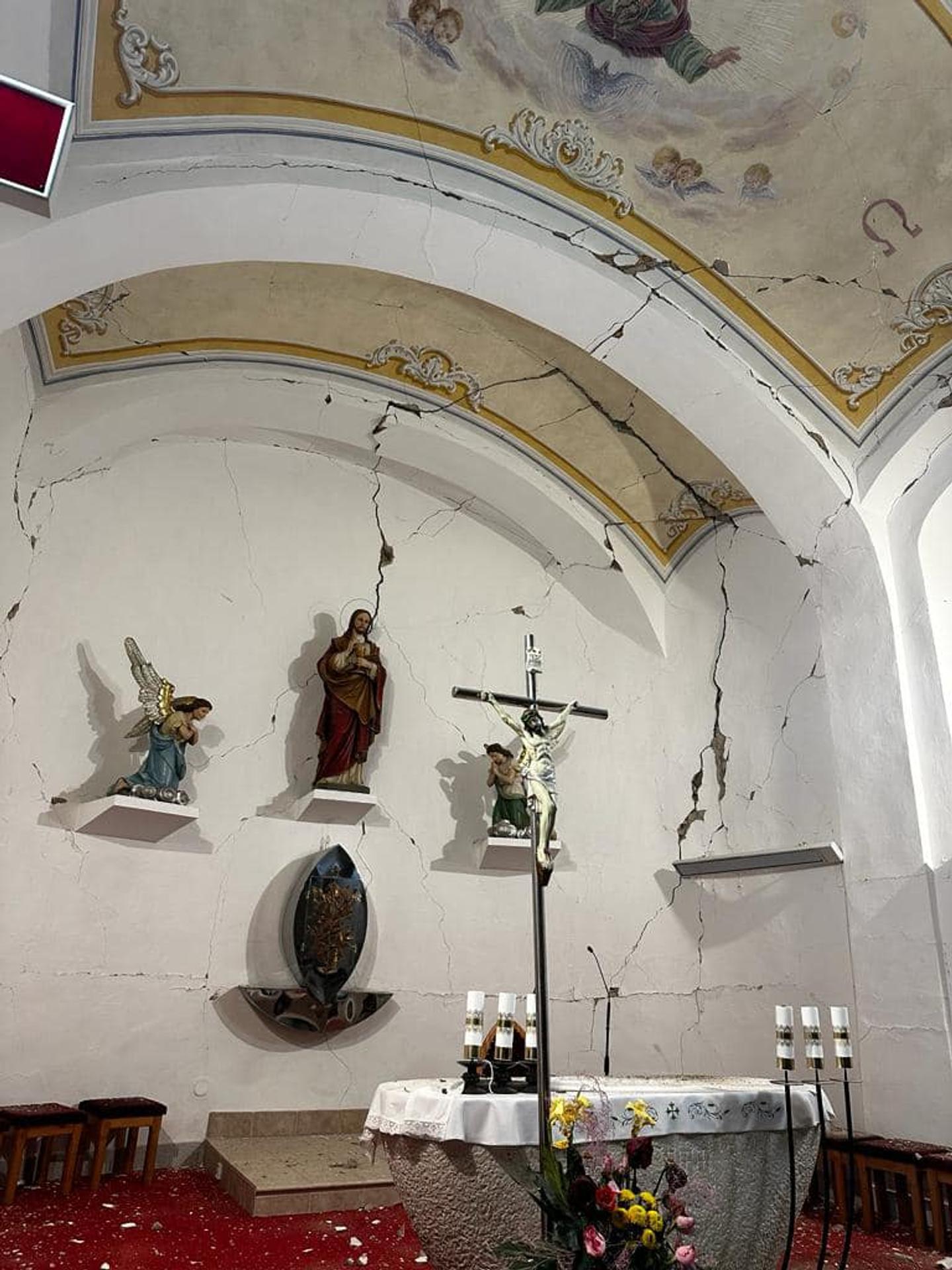 Poškodený kostol Najsvätejšieho Tela Pána v Jankovciach