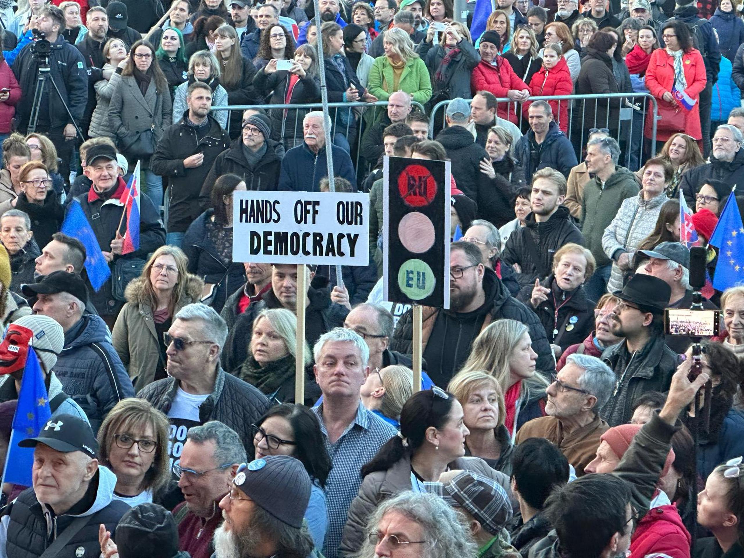 Protestujúci so semaforom