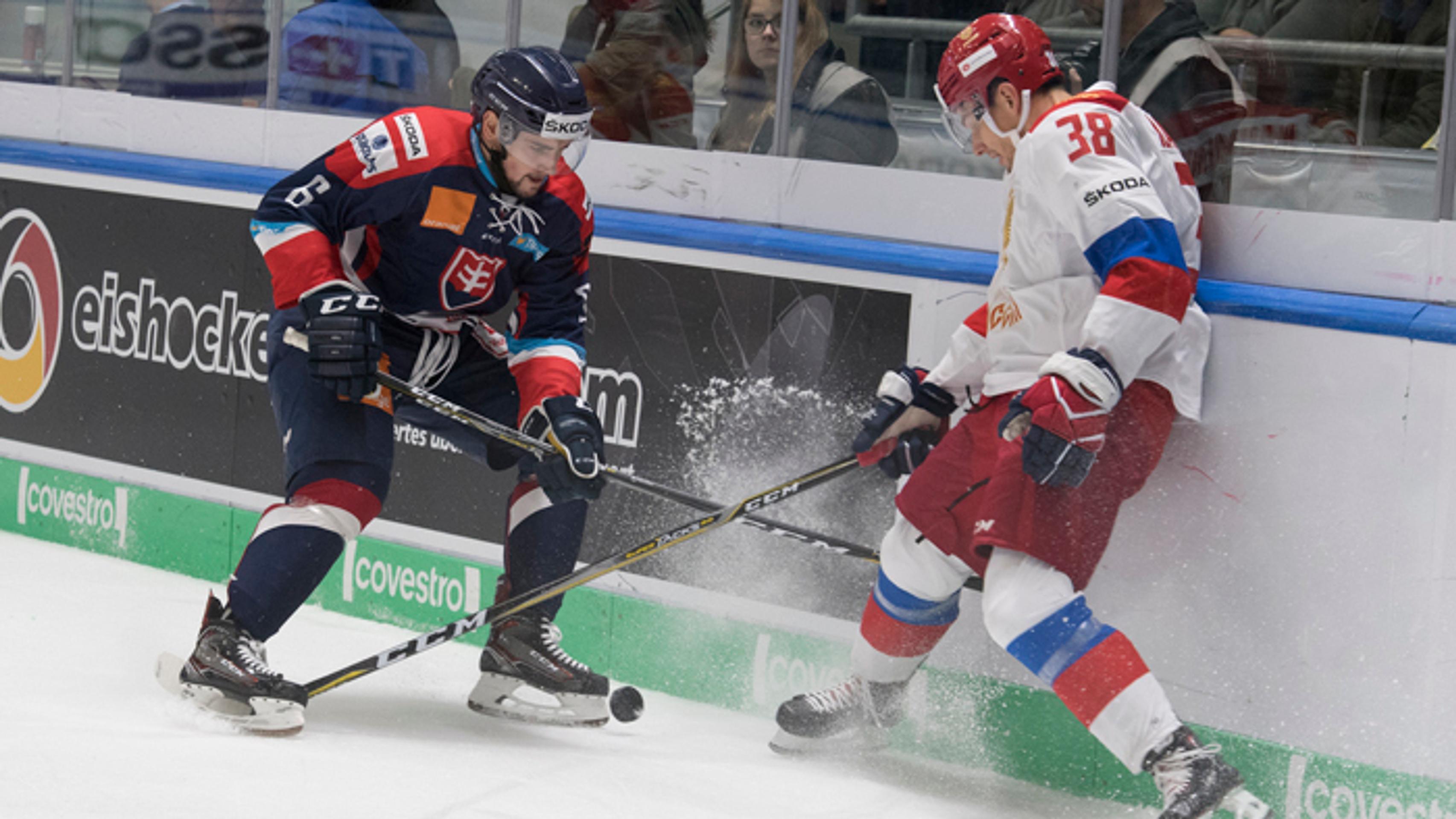 Marcel Haščák a vľavo Konstantin Okulov vo finále Nemeckého pohára.