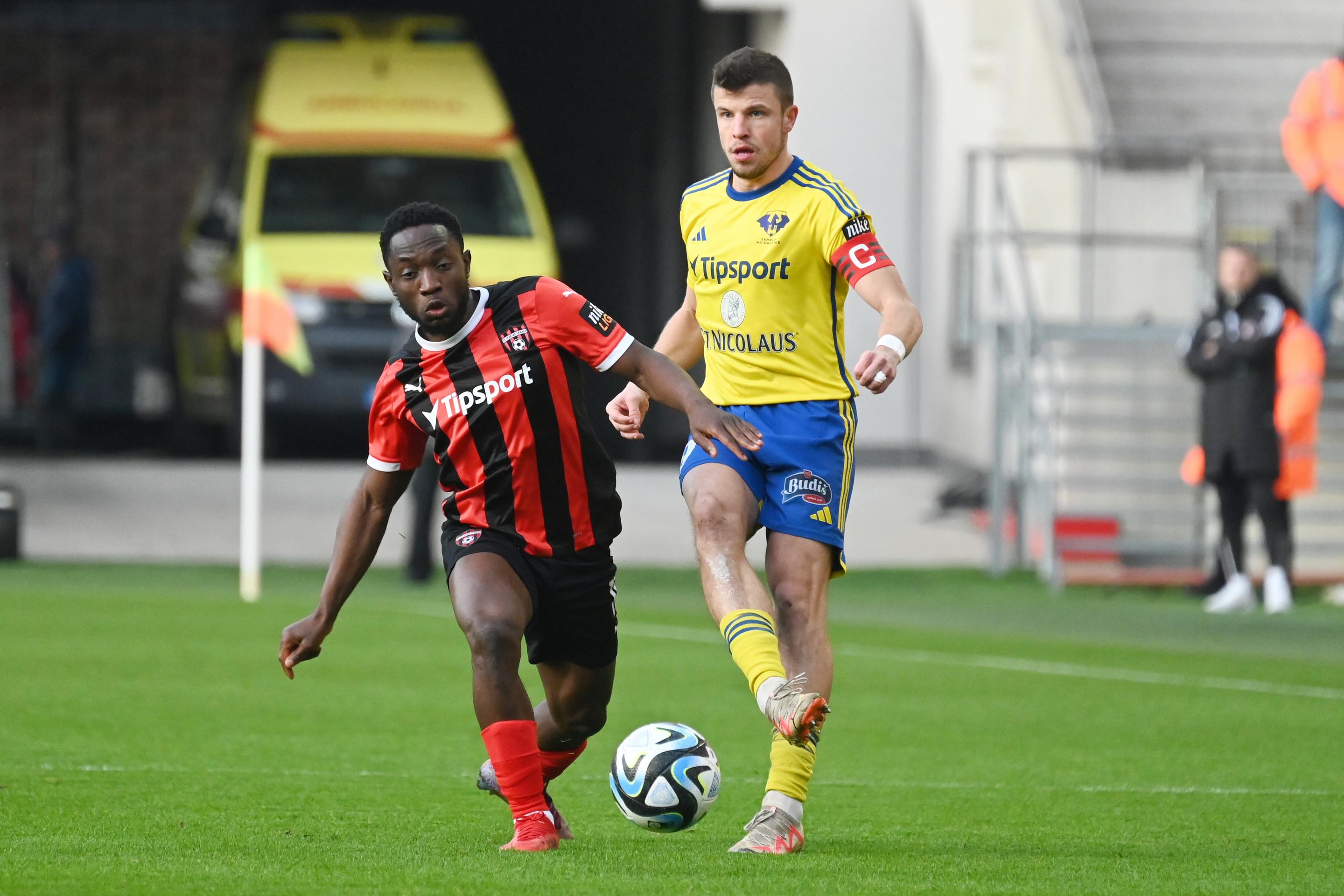 Vľavo hráč Trnavy Philip Azango a kapitán Michaloviec Matúš Marcin bojujú o loptu v 18. kole Niké ligy.