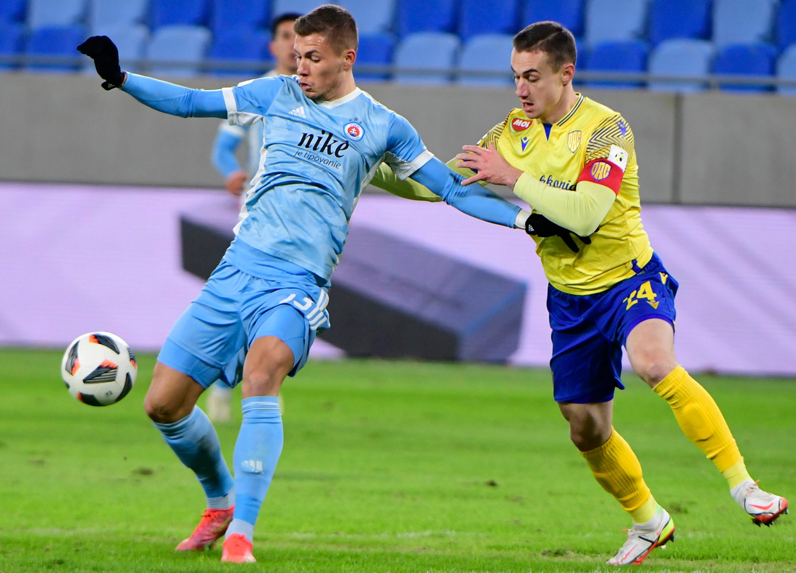 Zľava Samuel Mráz zo Slovana Dominik Kružliak (DAC) v zápase Fortuna ligy.