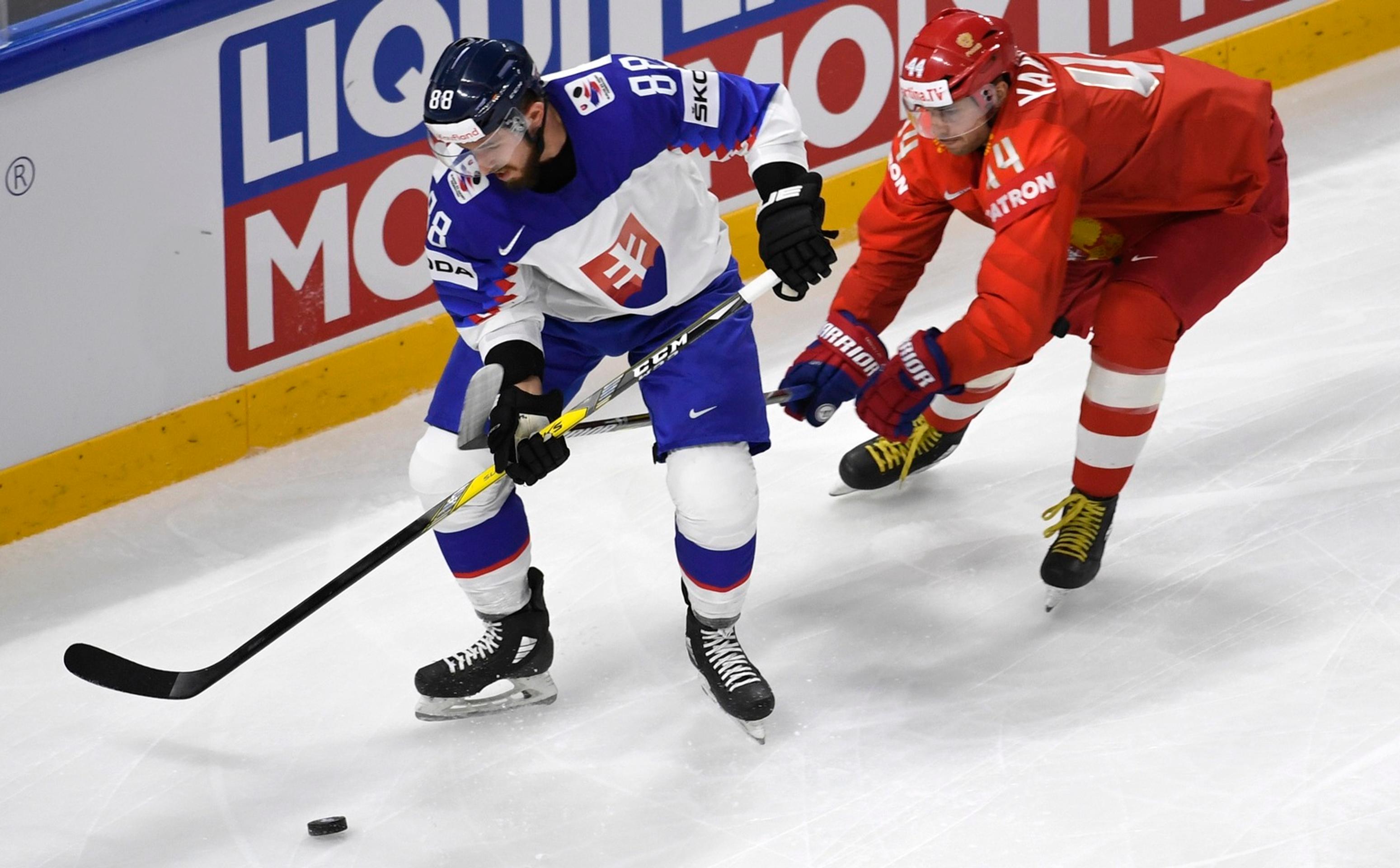 Patrik Svitana (vľavo) a  Jegor Jakovlev z Ruska počas zápasu v základnej A-skupine Rusko - Slovensko.
